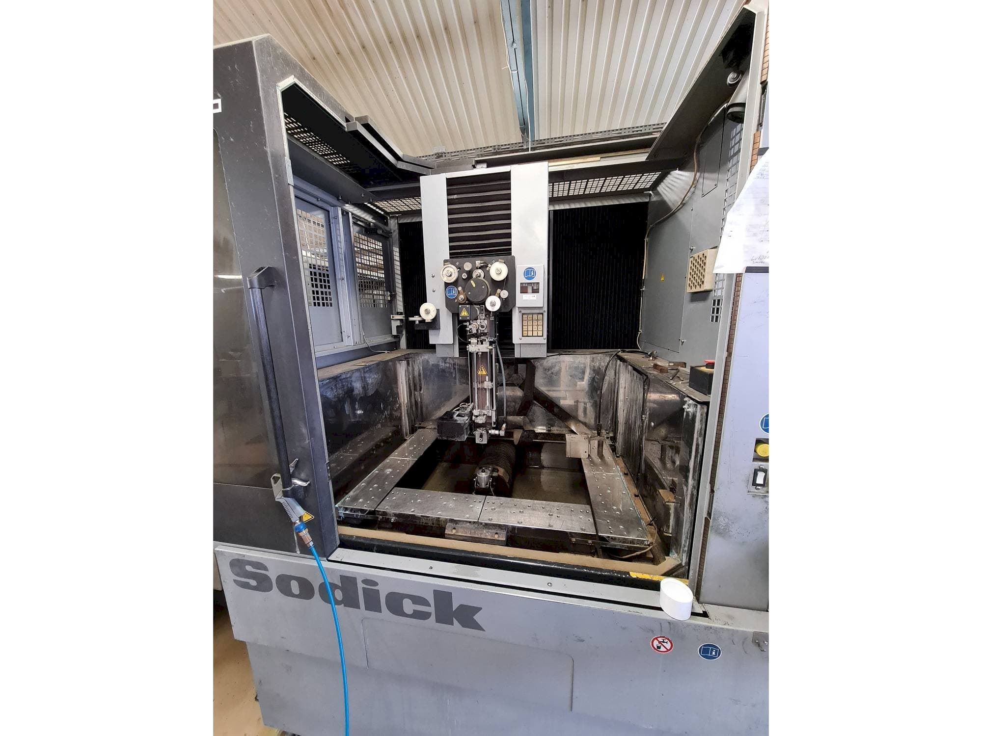 Vooraanzicht van Sodick AQ750L machine