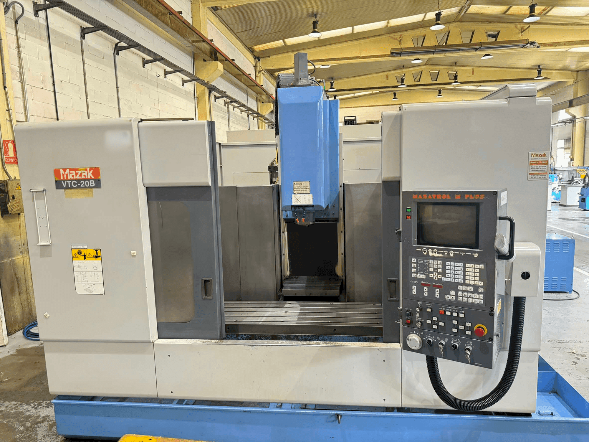 Vooraanzicht van Mazak VTC 20 B machine