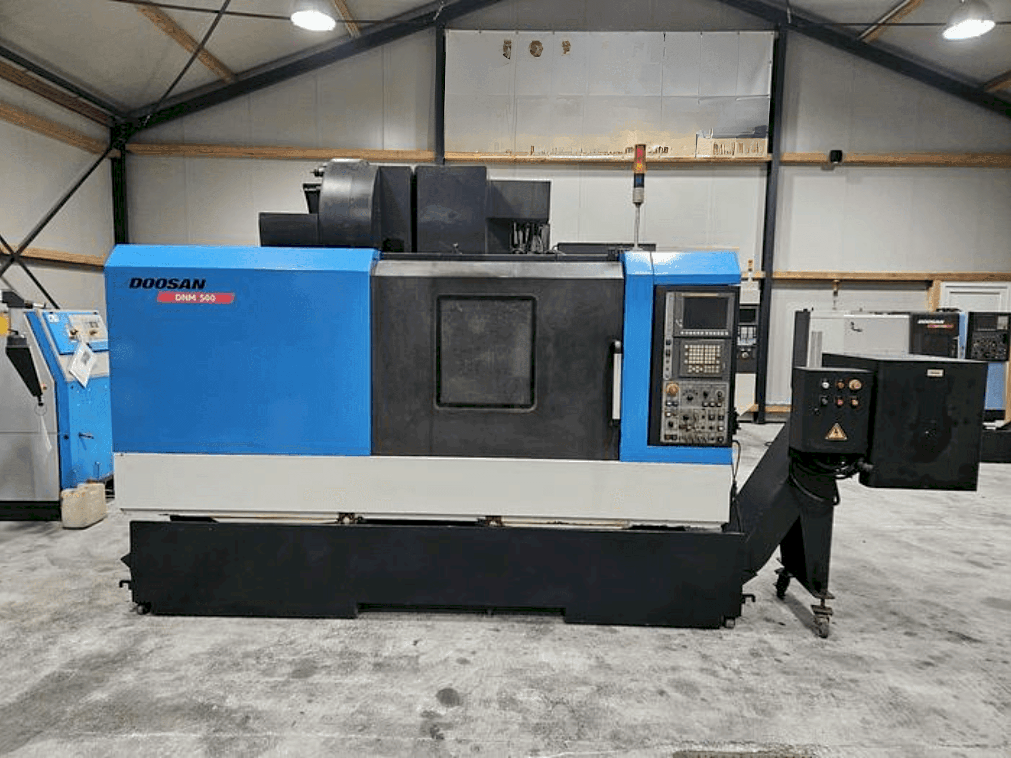 Vooraanzicht van DOOSAN DNM 500 machine