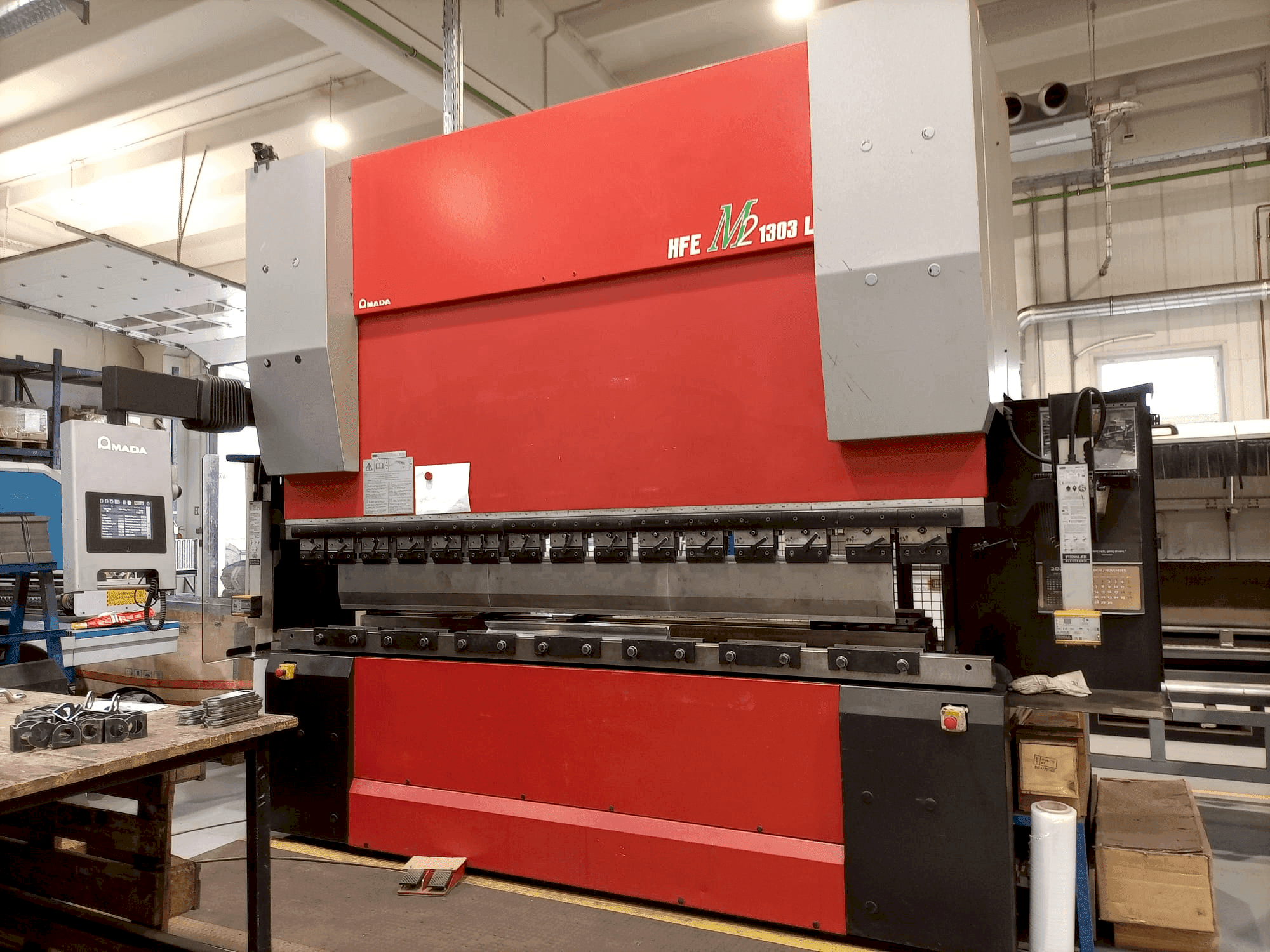 Vooraanzicht van AMADA HFE-1303M2 machine