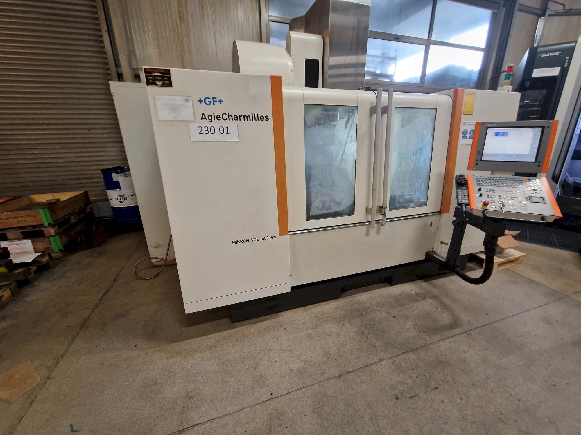 Linkerzijdeaanzicht van AgieCharmilles MIKRON VCE 1400 PRO machine