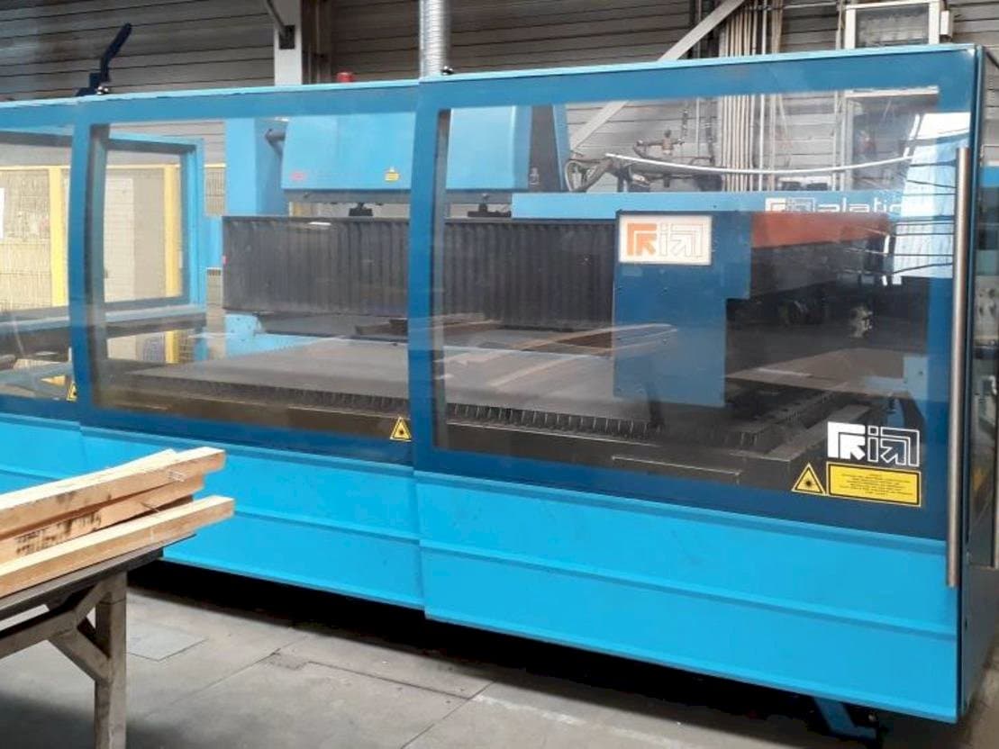 Vooraanzicht van Prima Industrie Platino 1530 machine