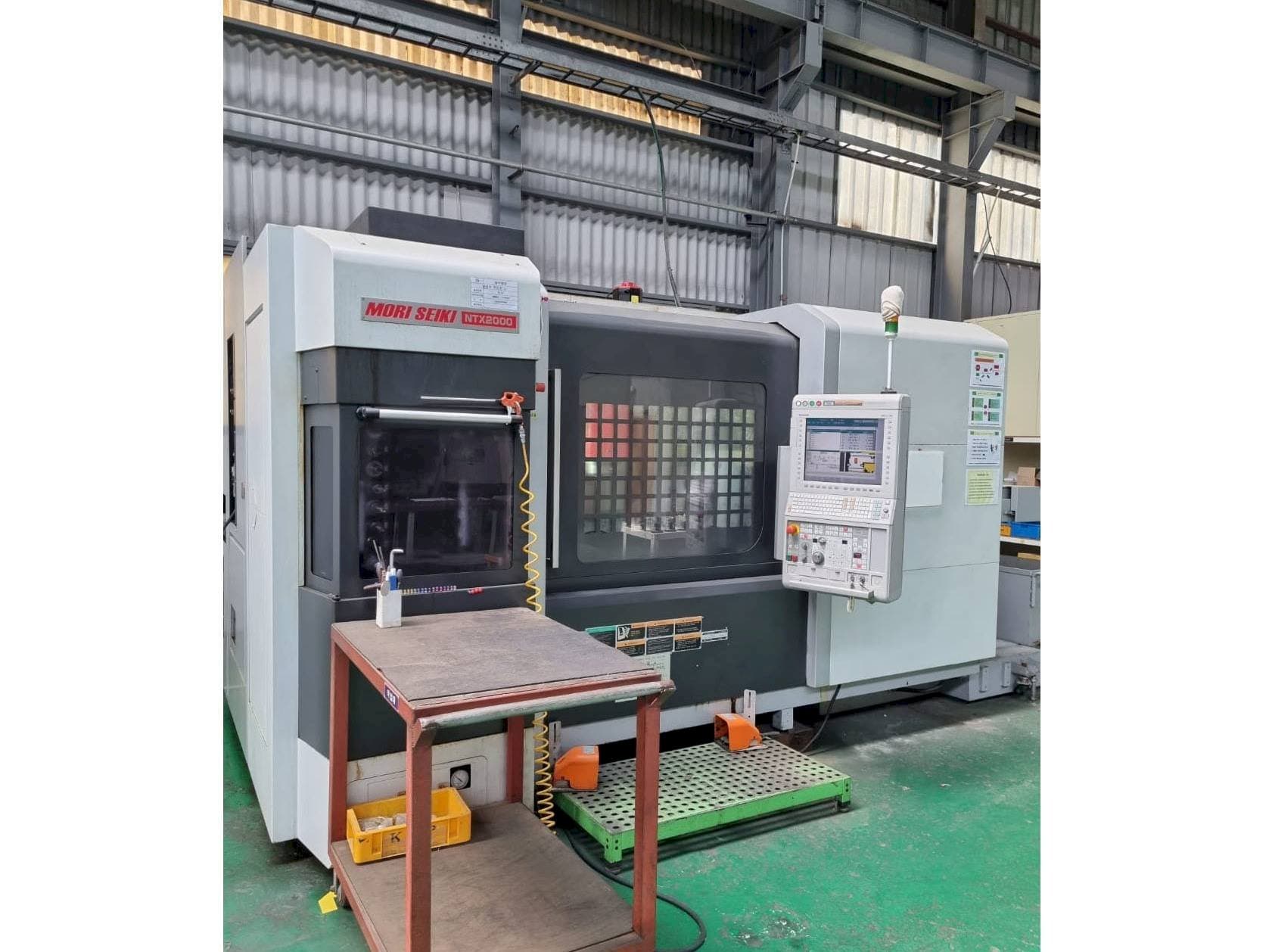 Vooraanzicht van DMG Mori Seiki NTX2000/1500S machine