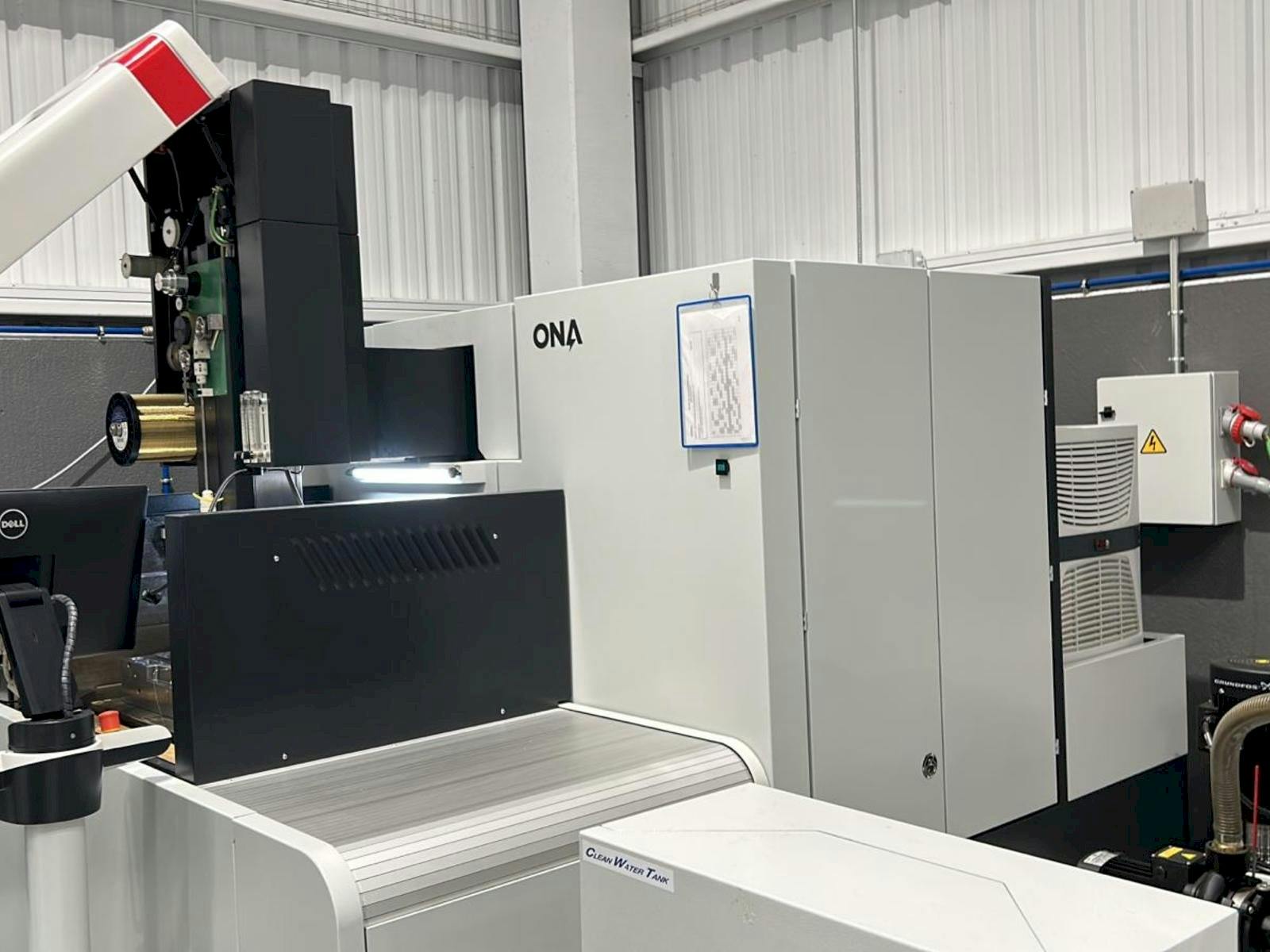 Vooraanzicht  van ONA AV35  machine