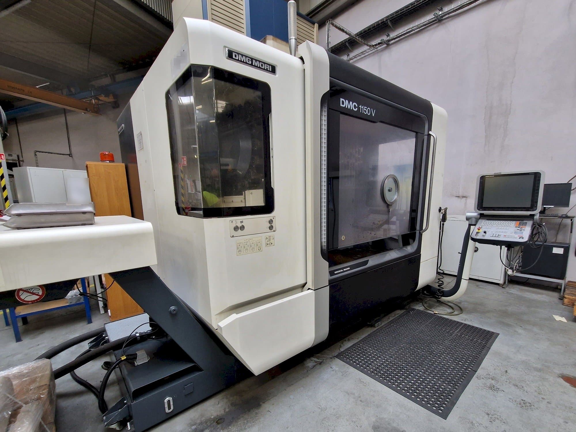 Linkerzijdeaanzicht van DMG MORI DMC 1150 V machine