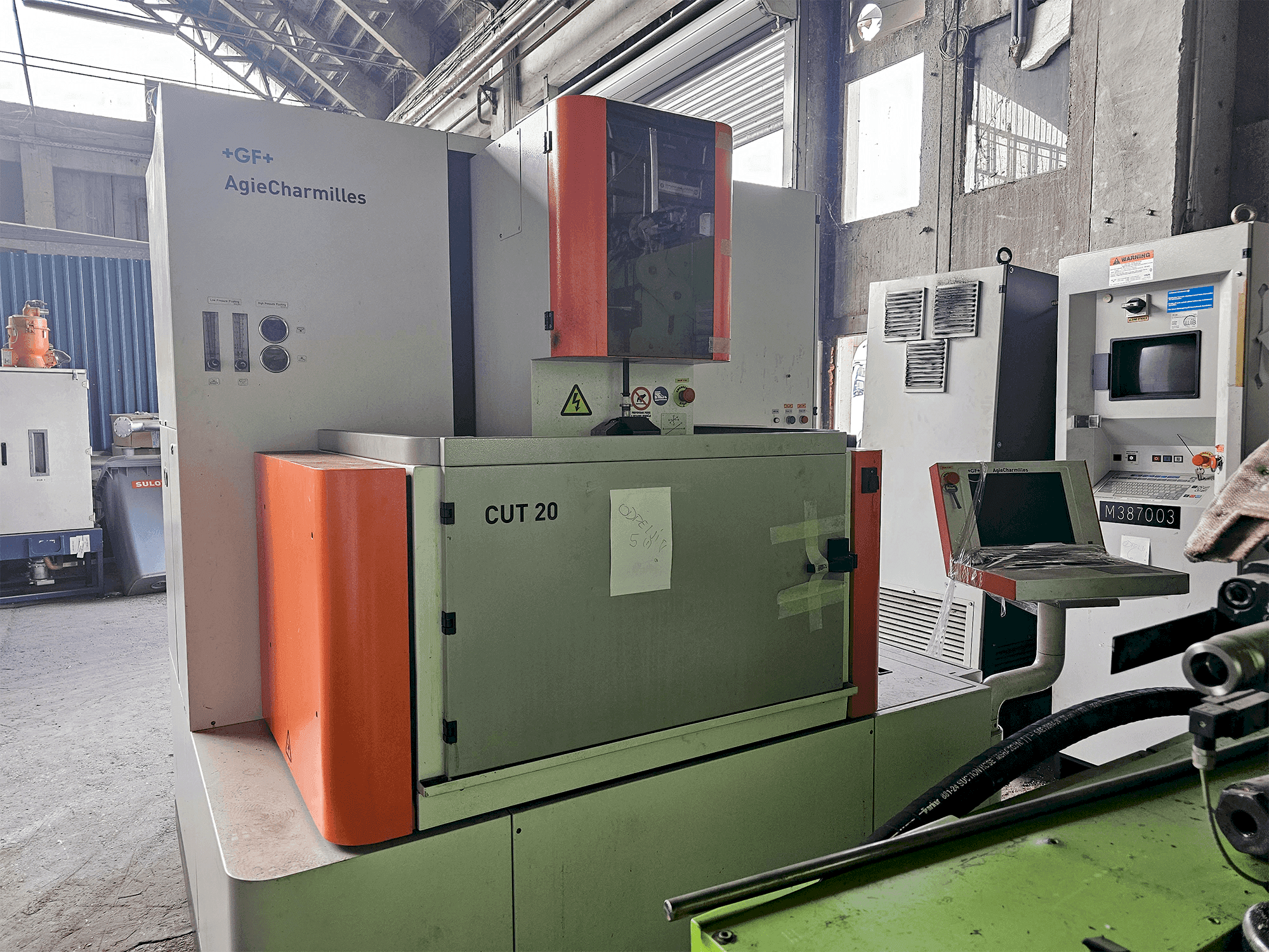 Vooraanzicht  van AgieCharmilles CUT 20  machine
