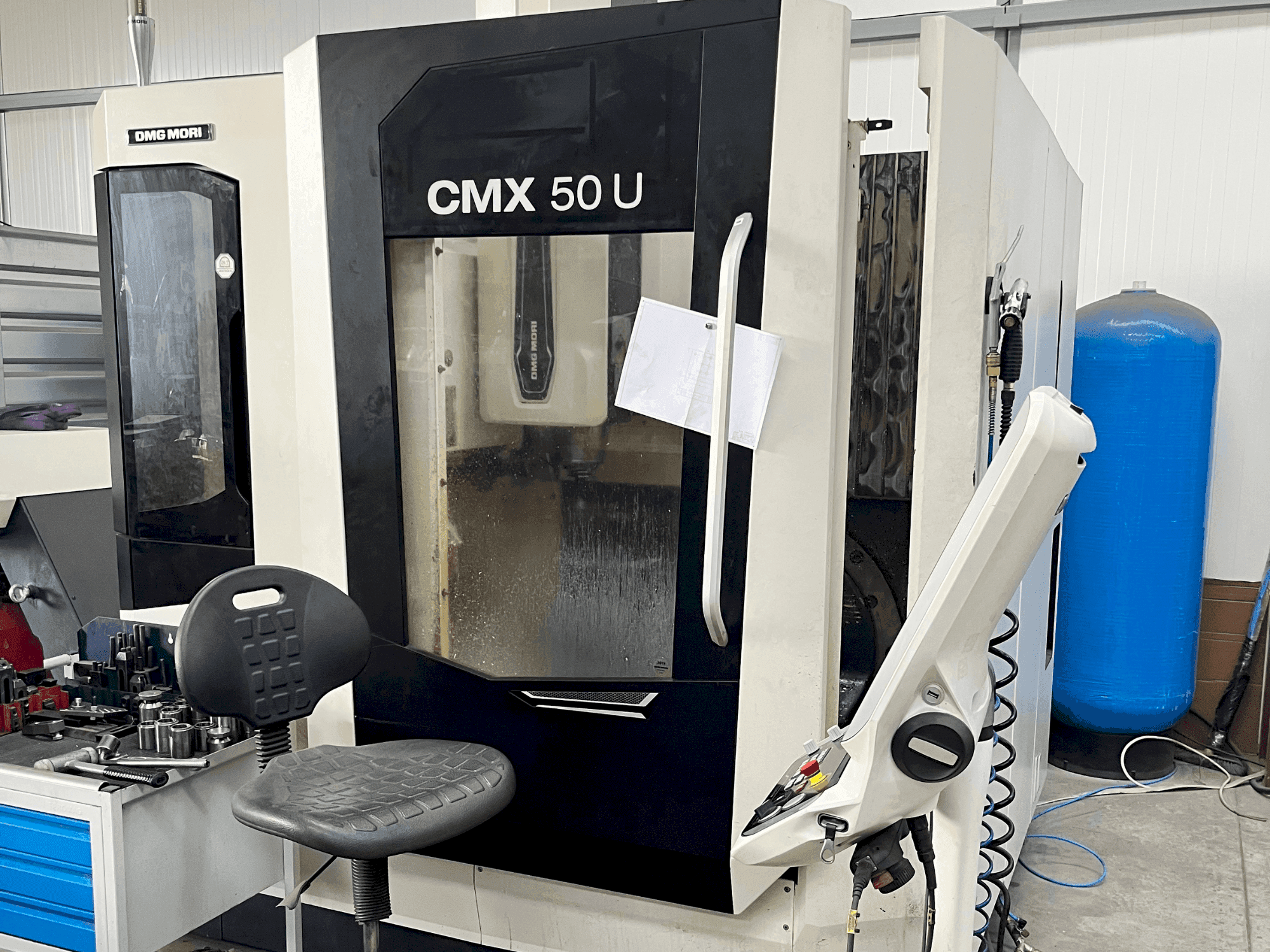 Vooraanzicht van DMG MORI CMX 50 U machine