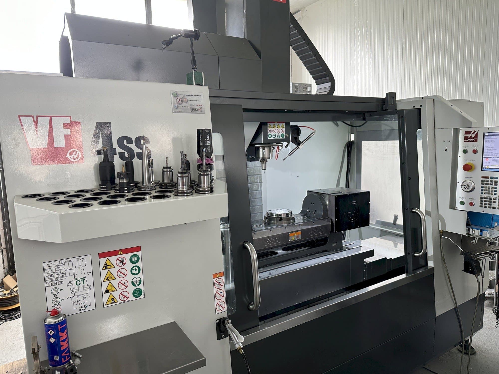 Links zicht van HAAS VF-4SS machine