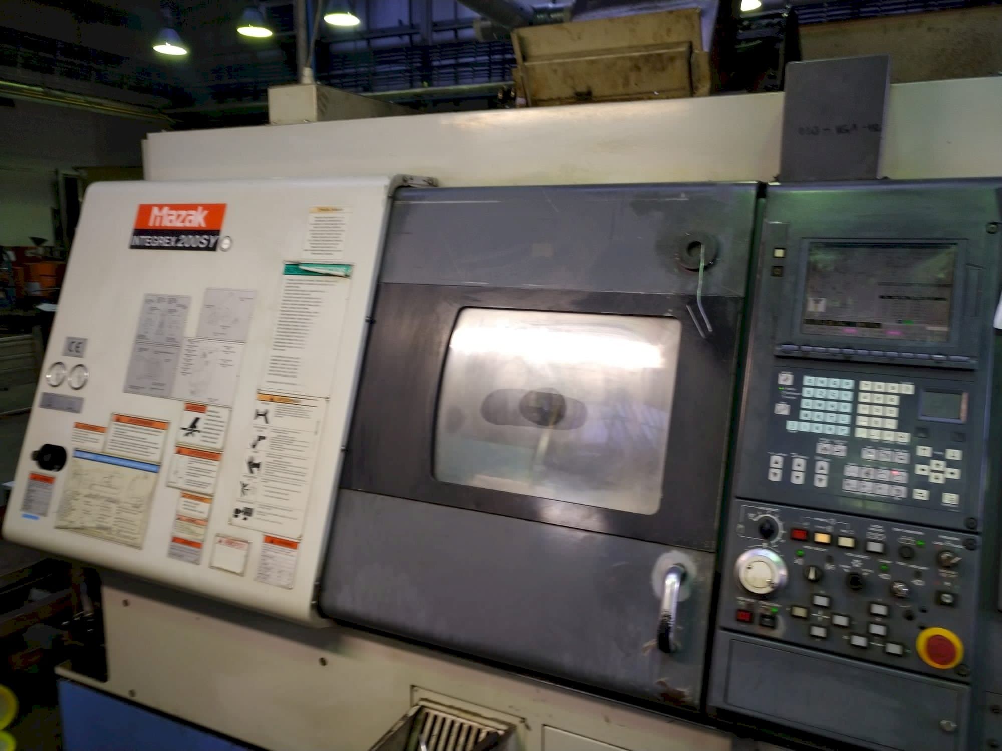 Linkerzijdeaanzicht  van Mazak Integrex 200 SY  machine