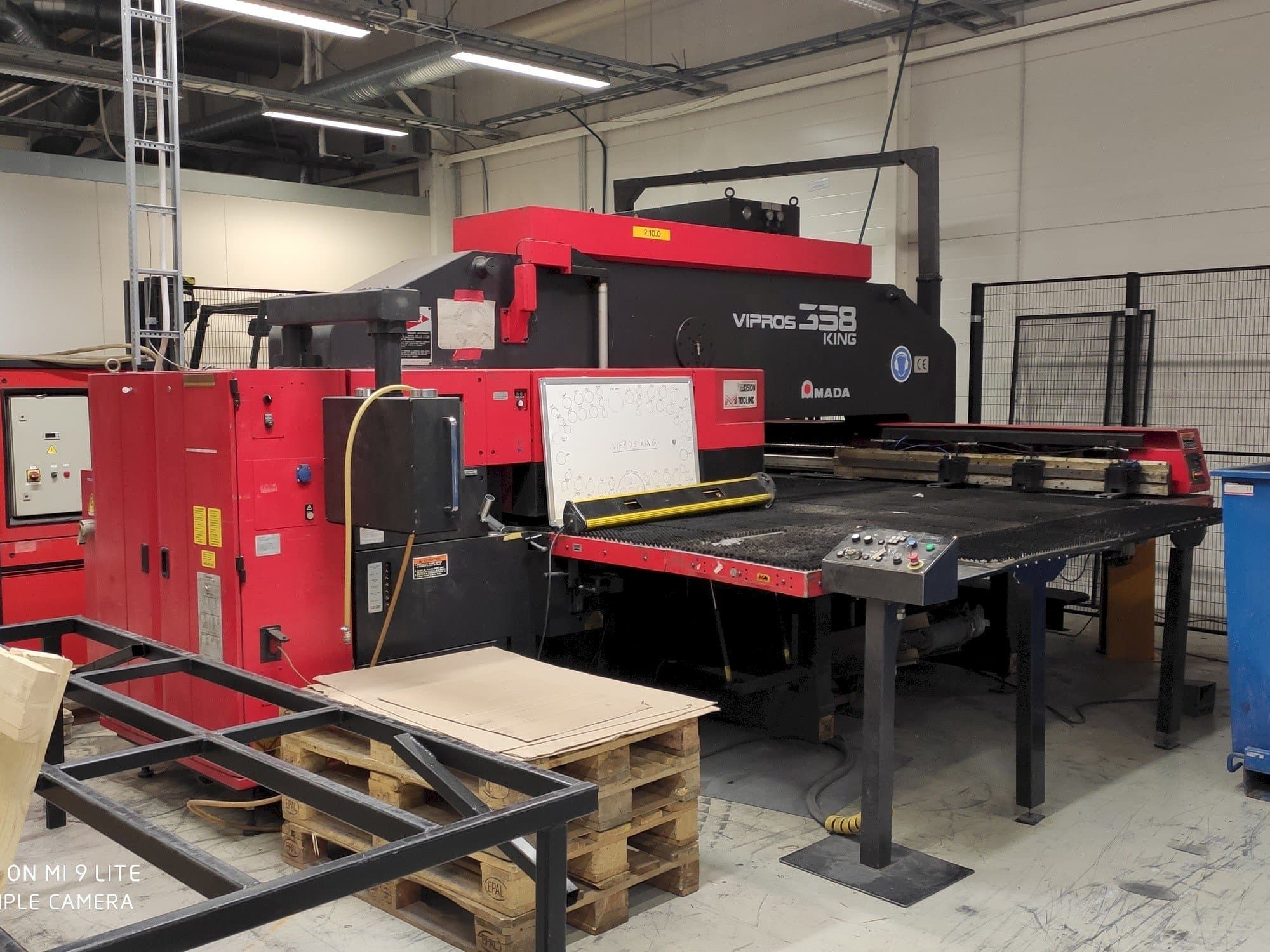 Vooraanzicht van AMADA Vipros 358 King FS18 PC EMC machine