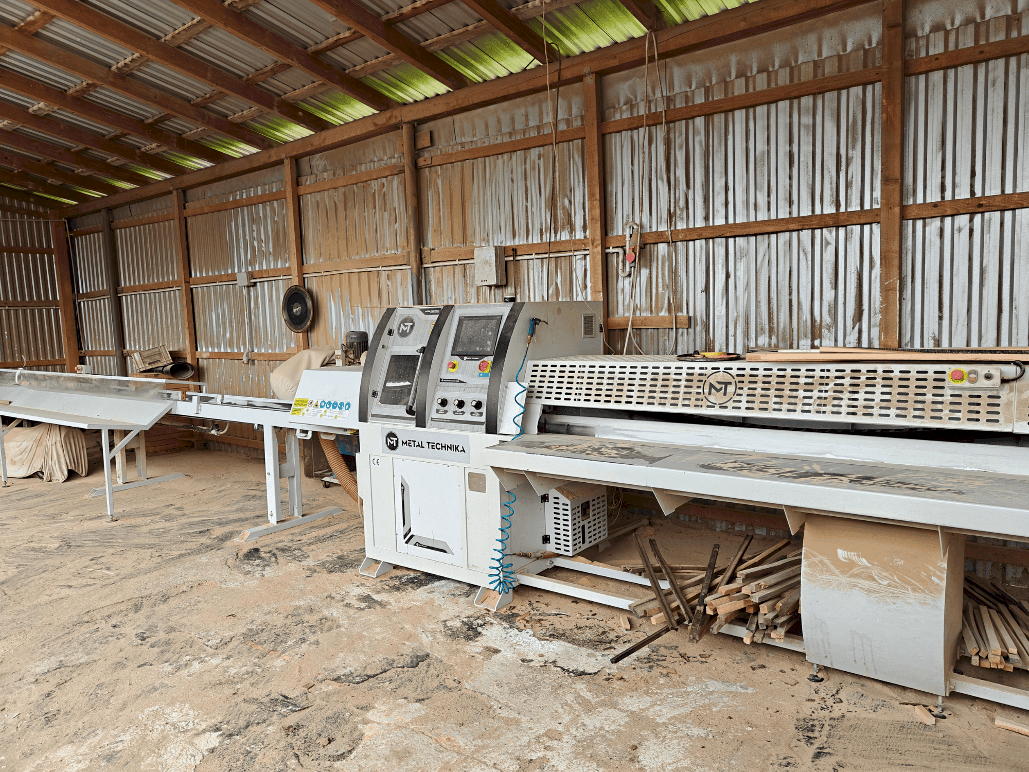 Vooraanzicht van METAL TECHNIKA OWD-1600 machine