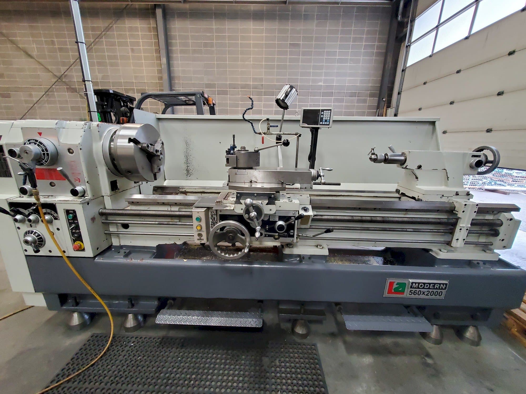 Vooraanzicht van Modern 560X2000 machine