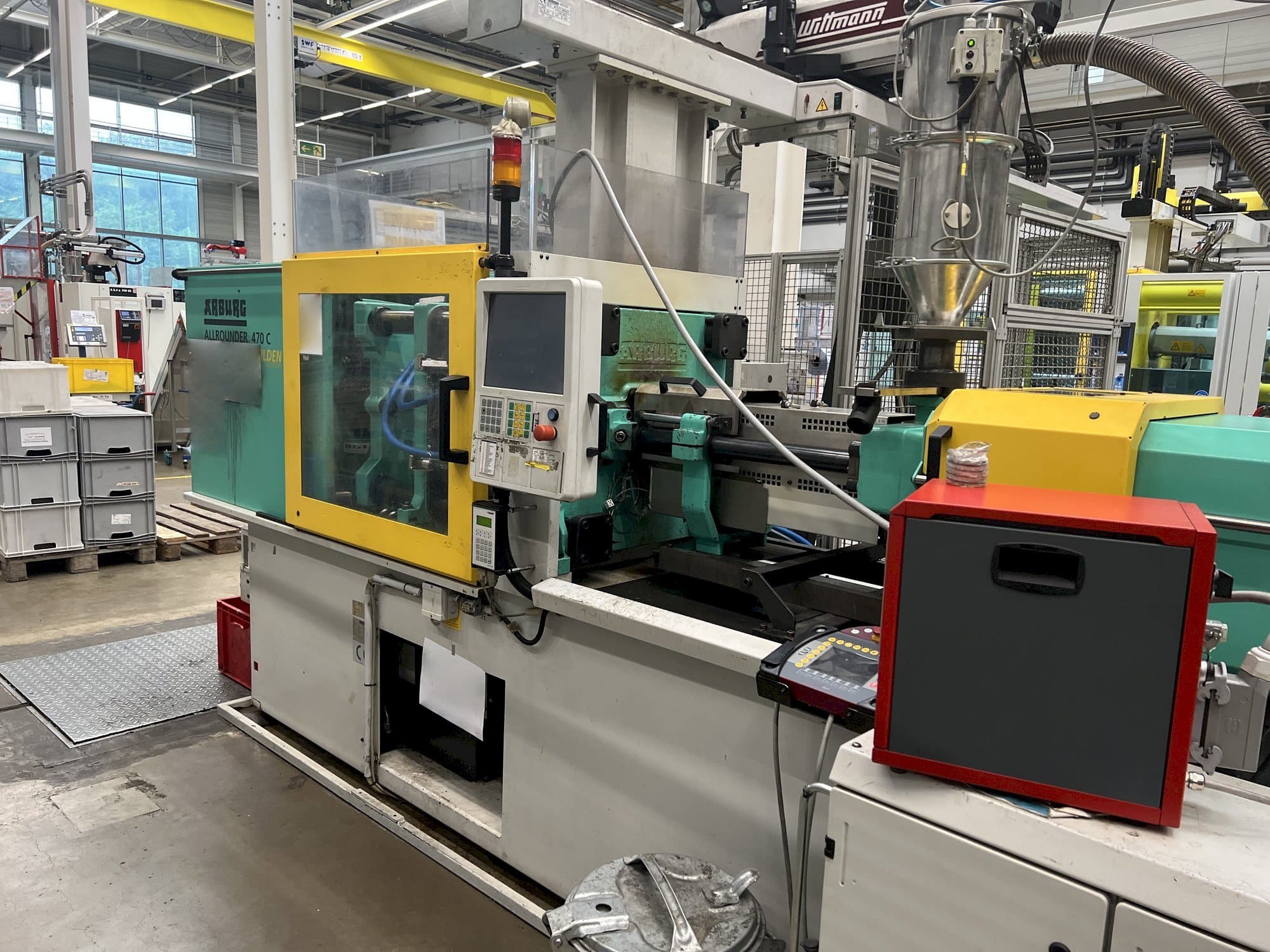 Vooraanzicht van Arburg 470C 1500 - 400 machine