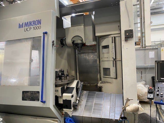 Vooraanzicht van MIKRON UCP 1000 machine