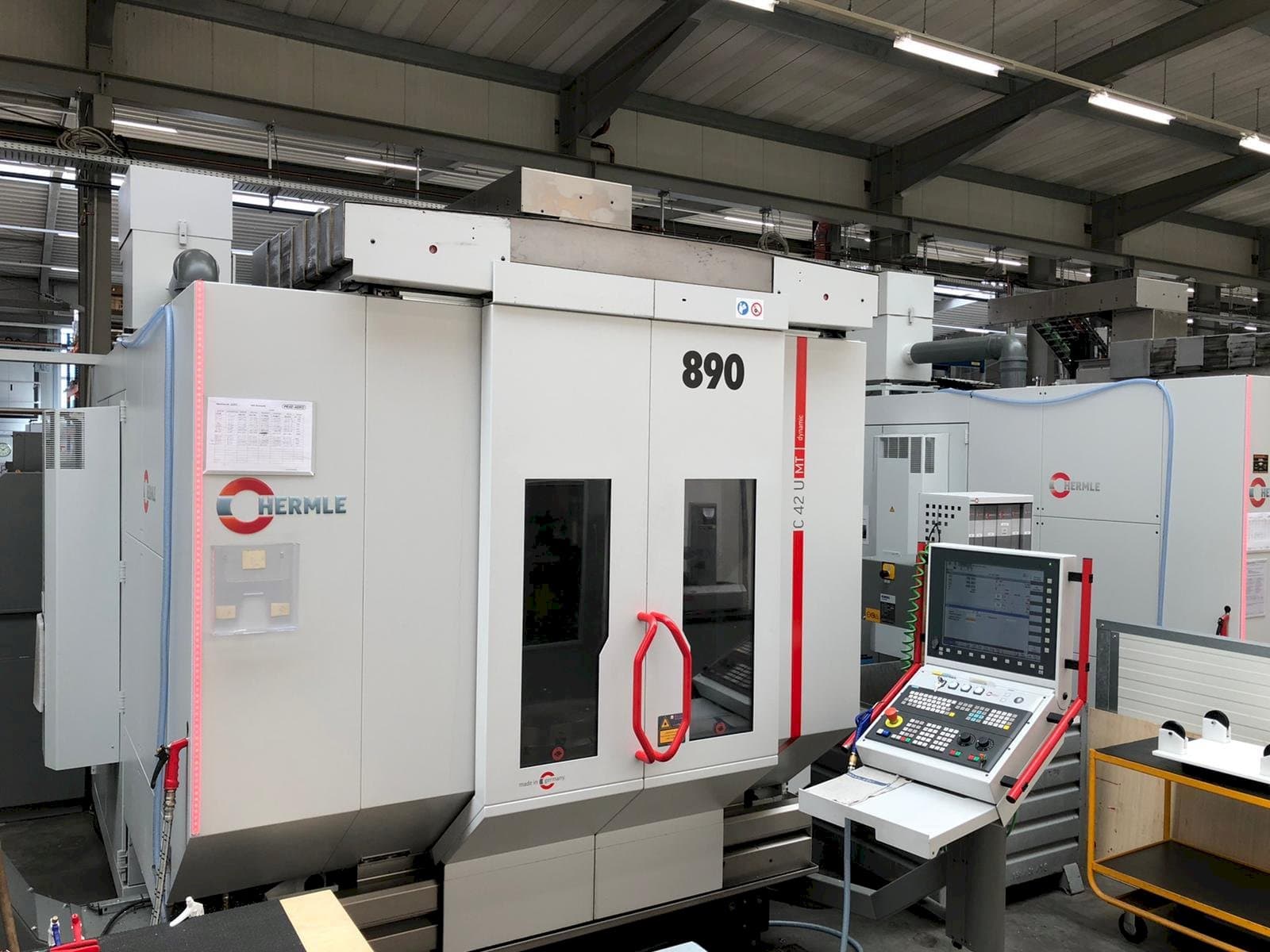 Vooraanzicht van HERMLE C42U MT machine