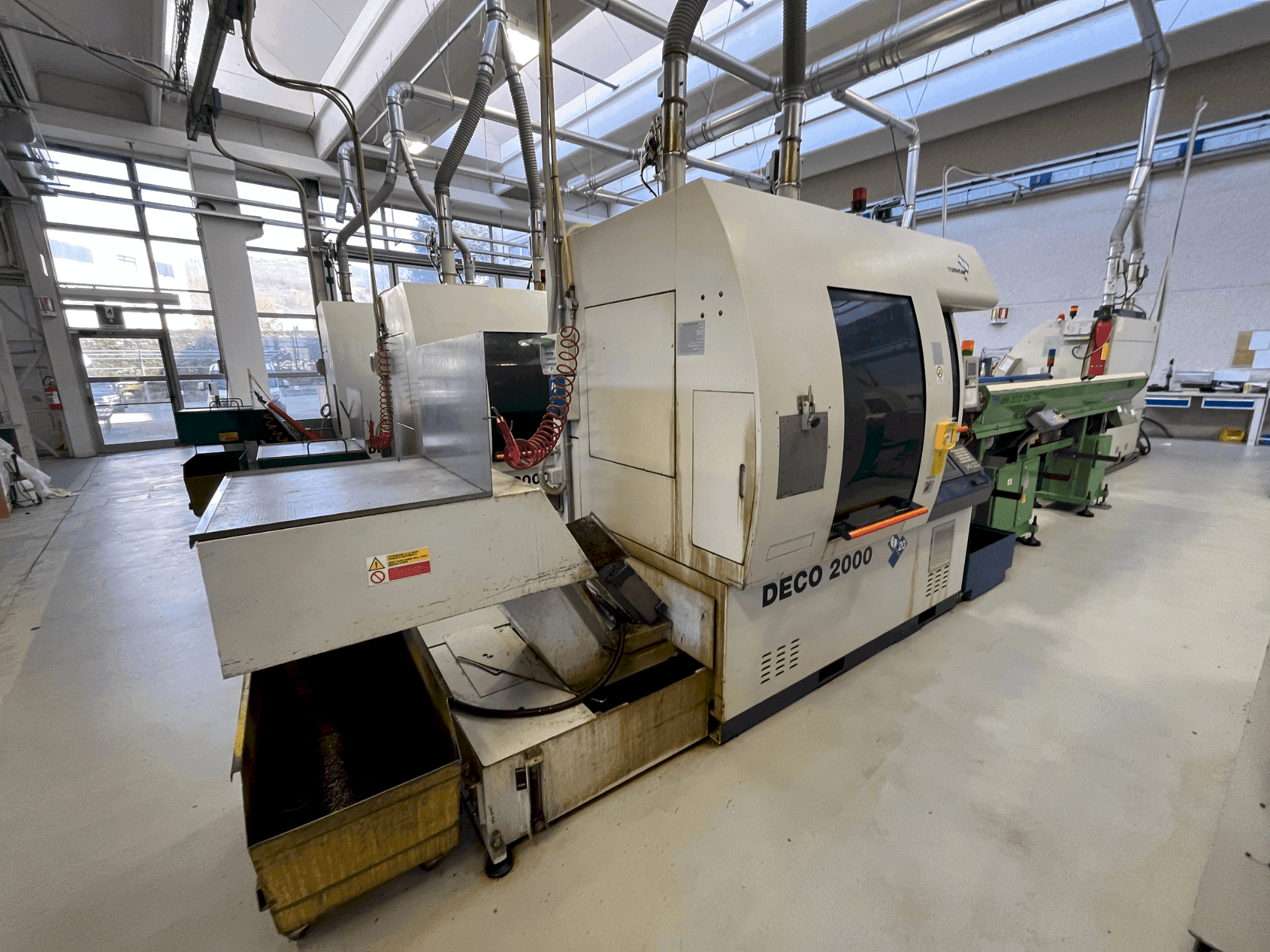 Vooraanzicht van TORNOS DECO 2000/20 machine