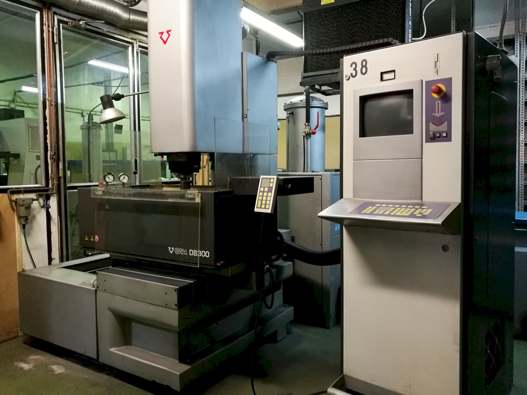 Recht aanzicht van ONA DB300 machine