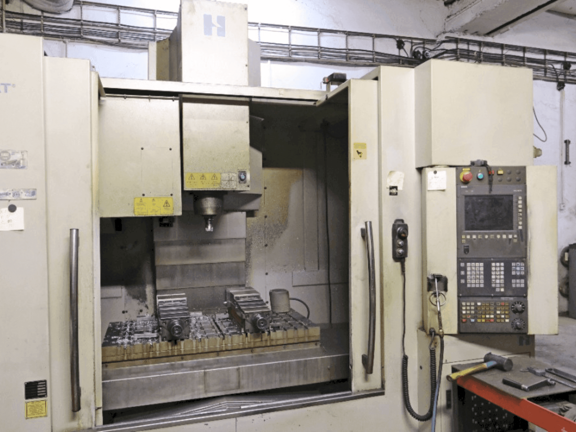 Vooraanzicht van HARDINGE Bridgeport VMC 1000 machine