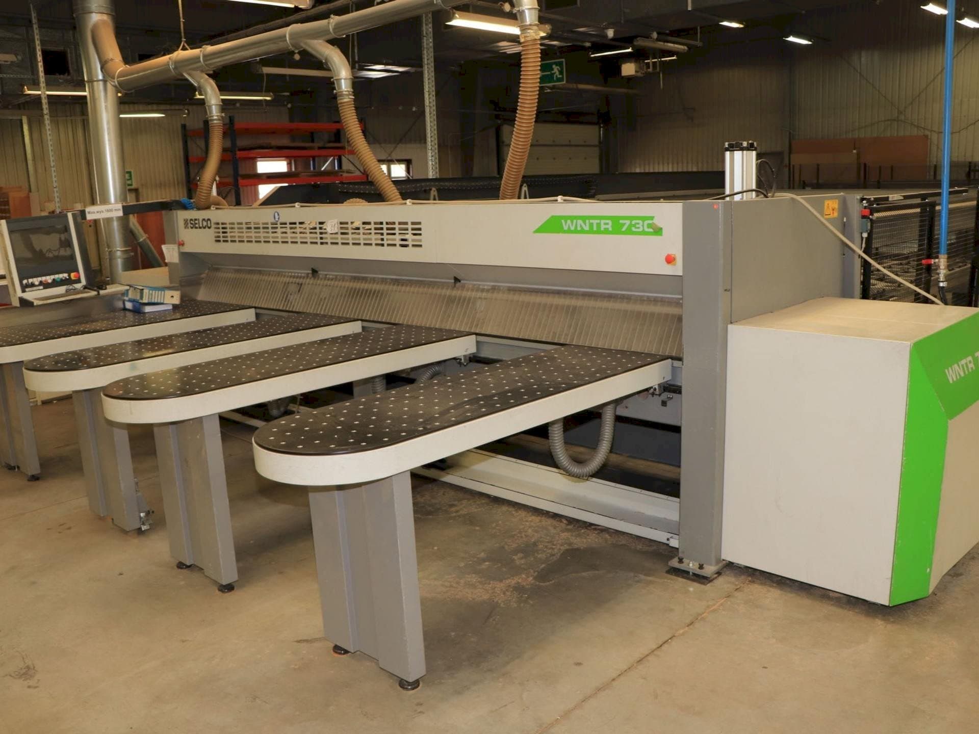 Vooraanzicht van SELCO WNTR 730 machine