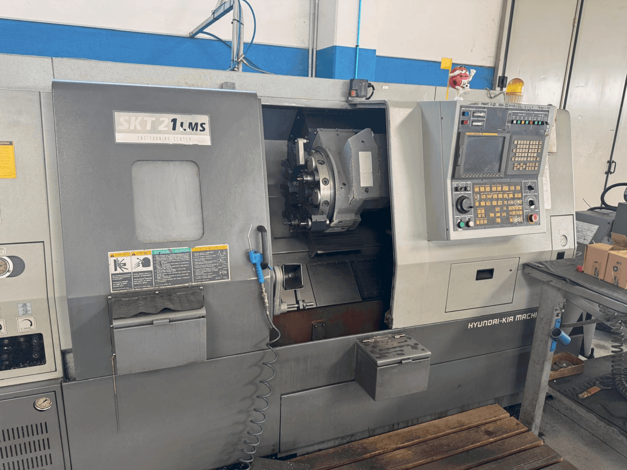 Vooraanzicht van HYUNDAI KIA SKT 21 LMS machine