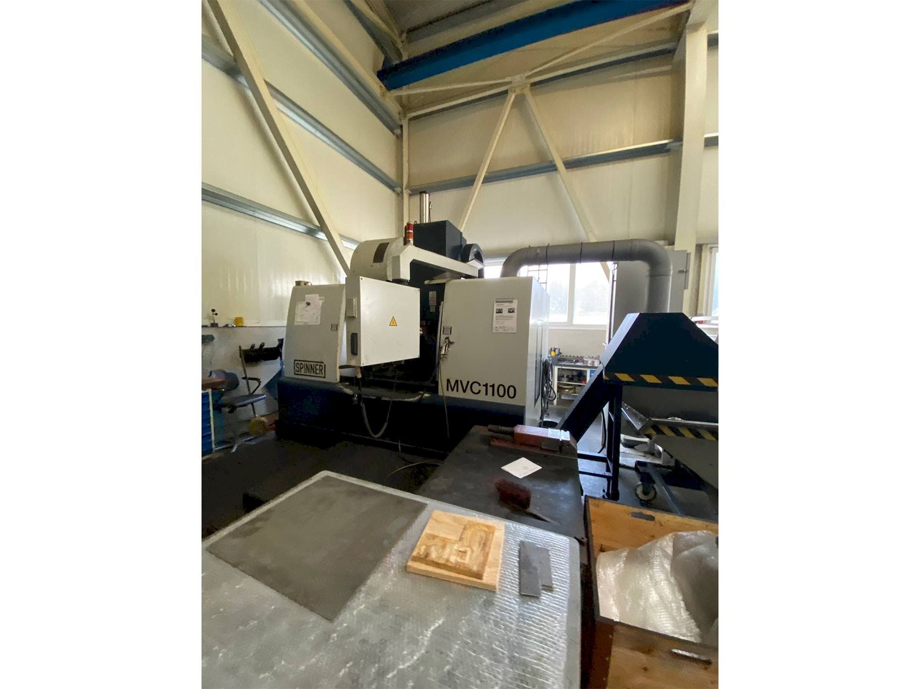 Vooraanzicht van SPINNER MVC 1100 B machine