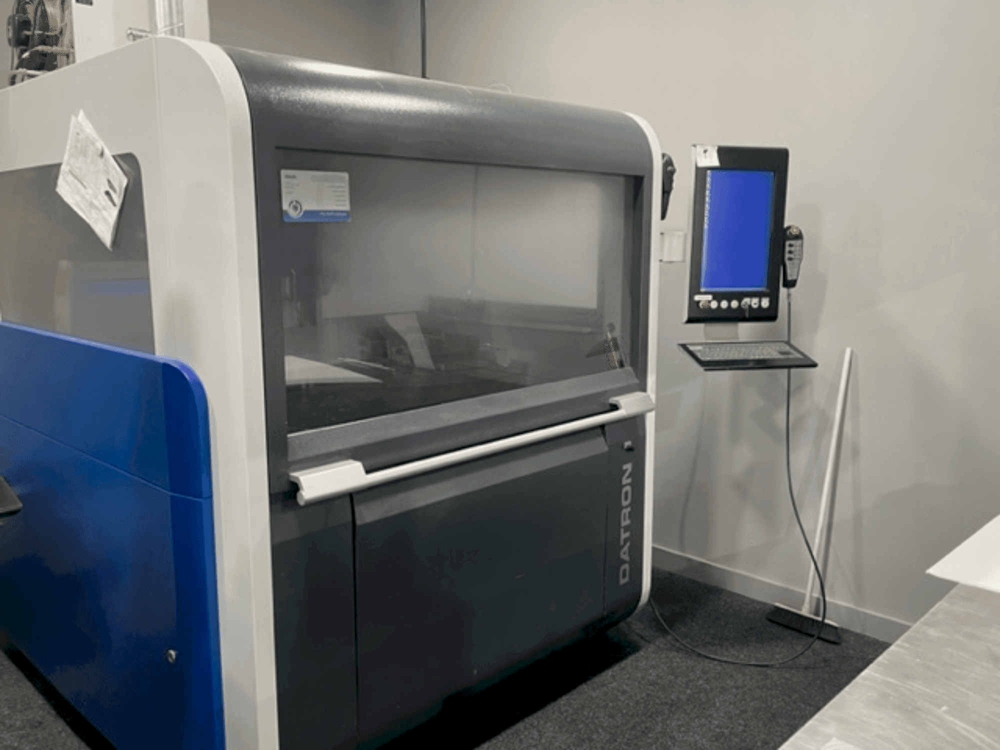 Vooraanzicht  van Datron M8 Cube  machine