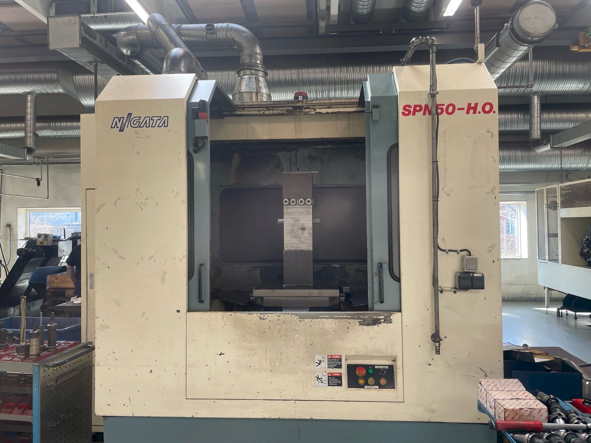 Vooraanzicht van Niigata SPN 50-HO machine