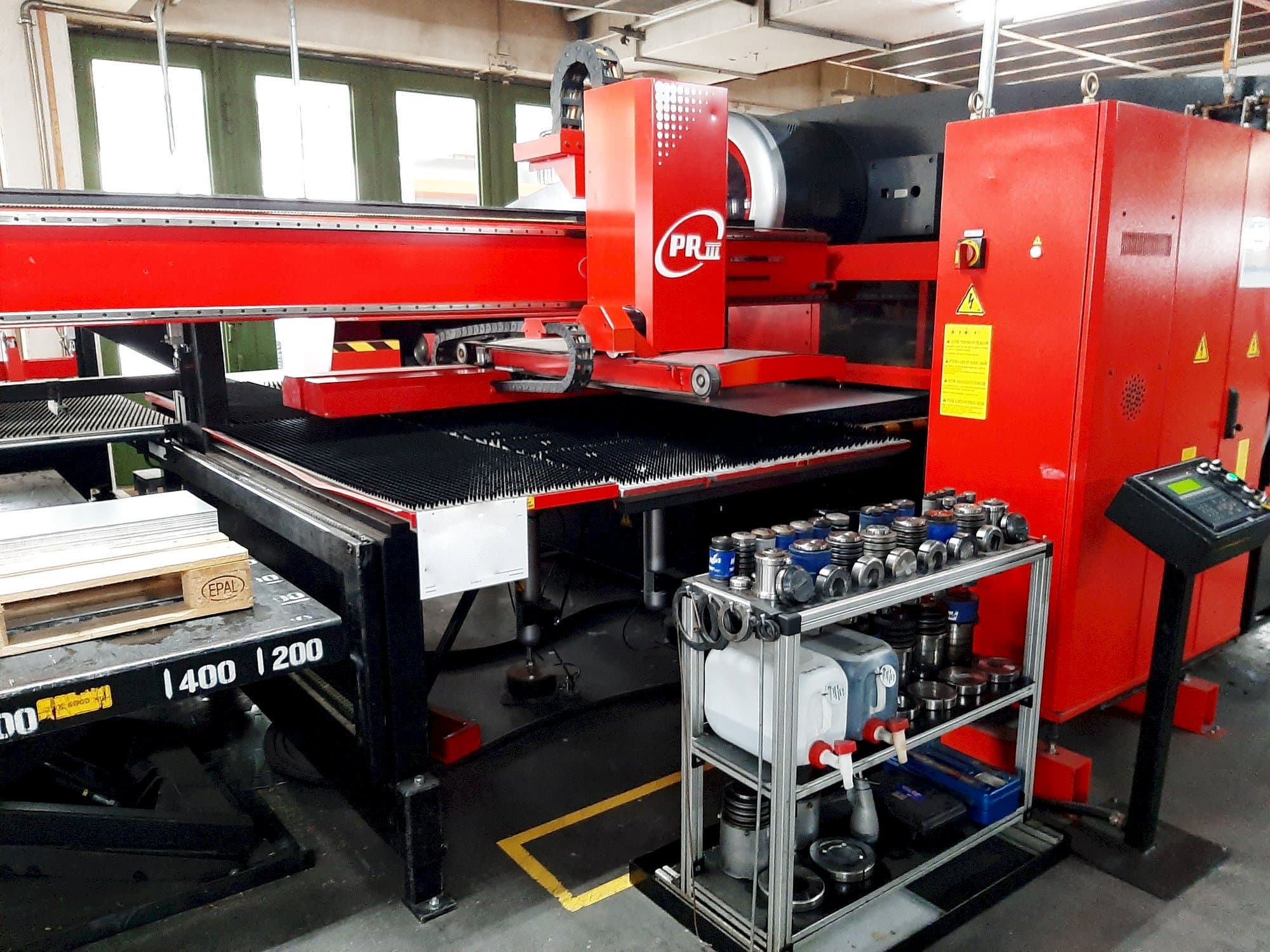 Vooraanzicht van AMADA EMK 3610NT machine