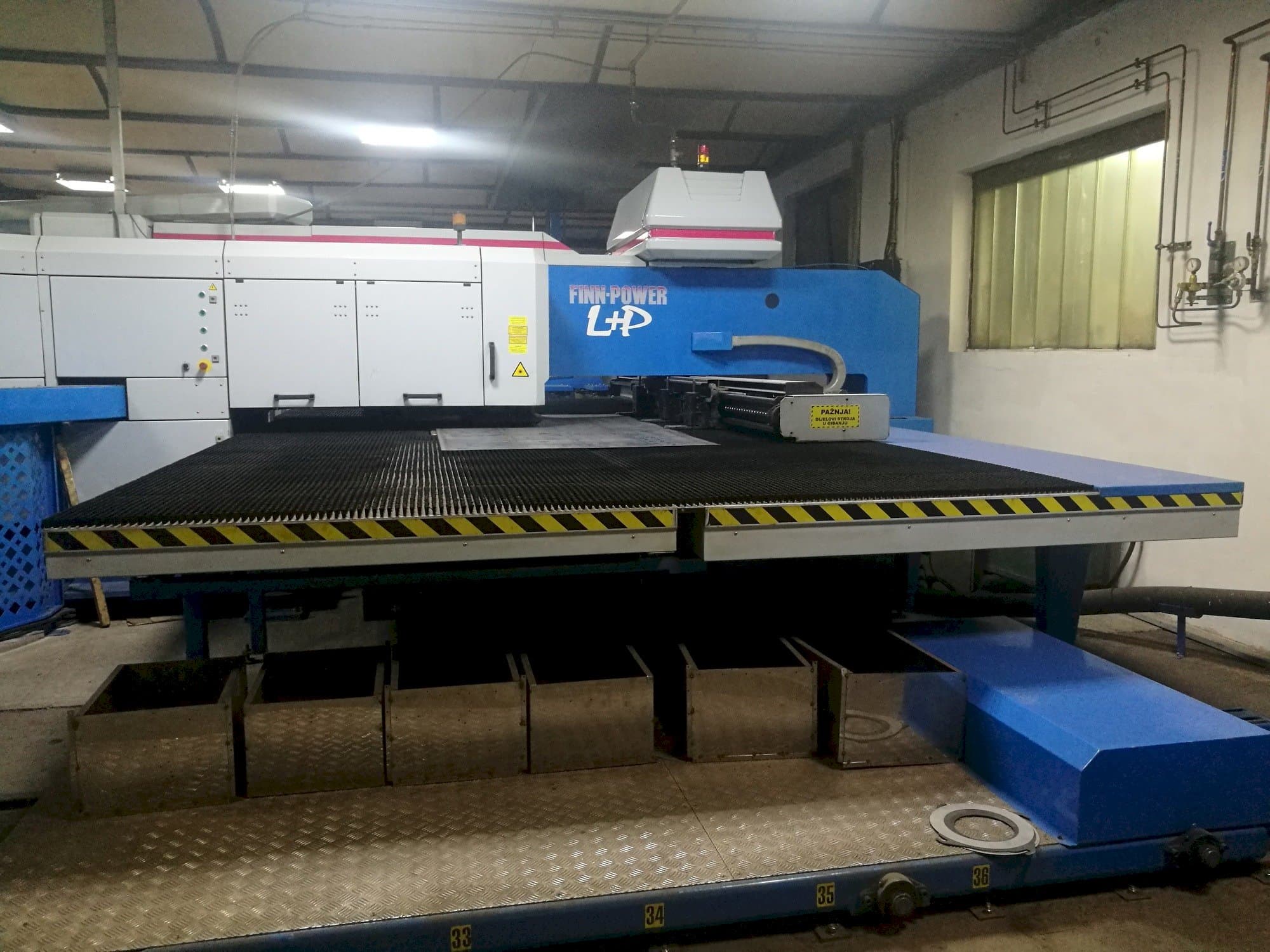 Vooraanzicht van Finn-Power LP6 SBTV machine