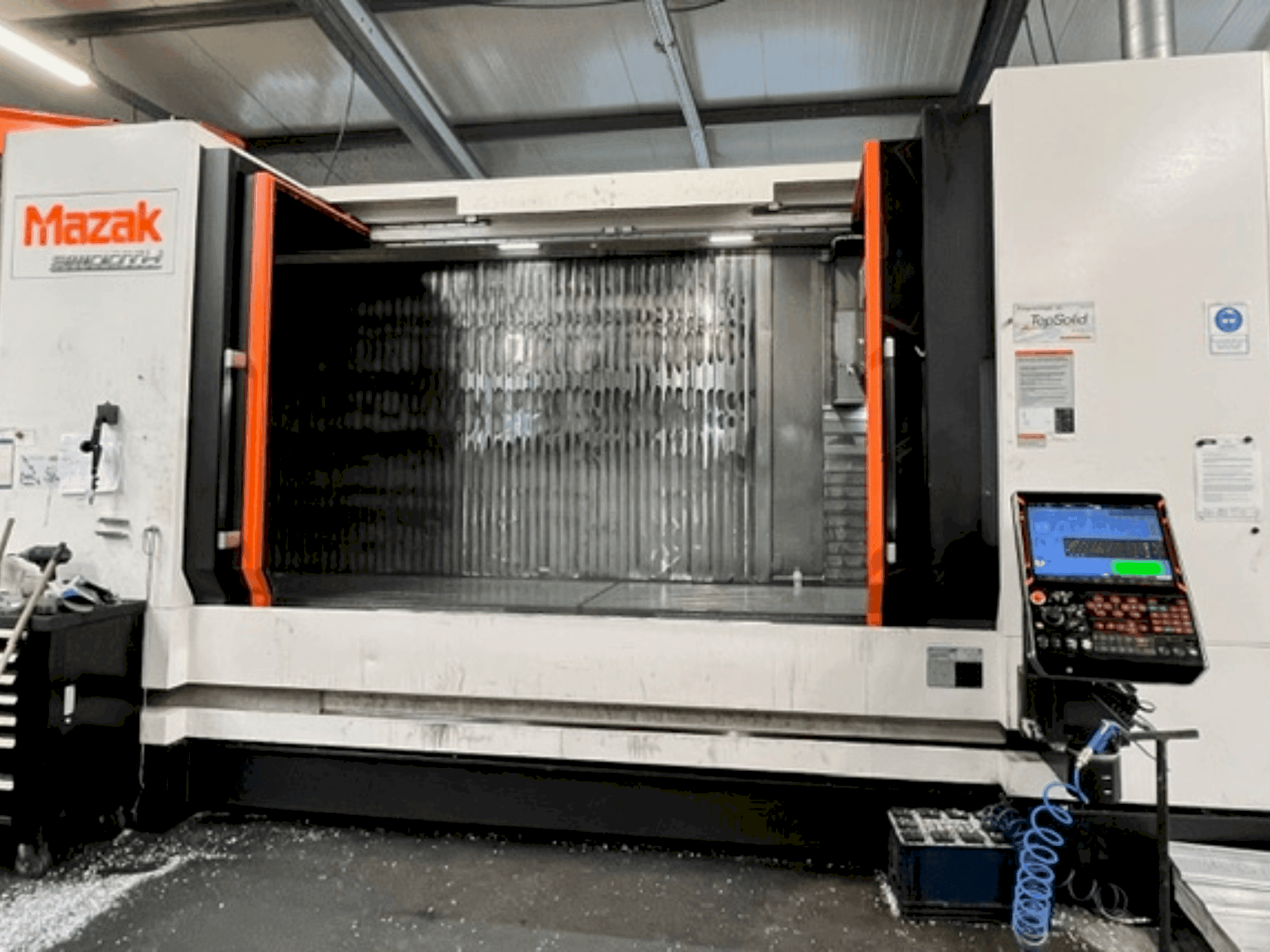 Vooraanzicht van Mazak VTC 800 machine