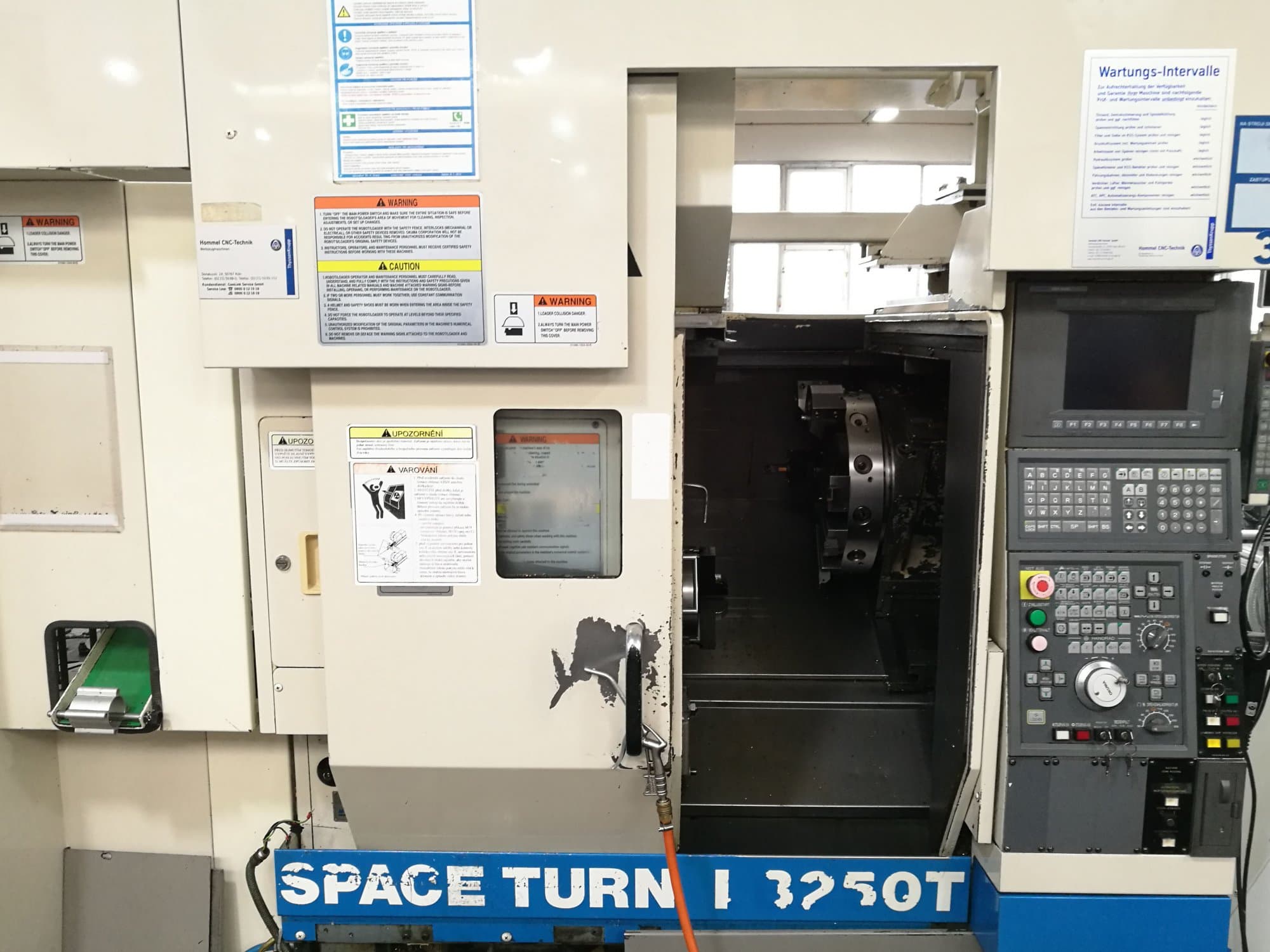 Vooraanzicht van Okuma SPACE TURN LB250T machine