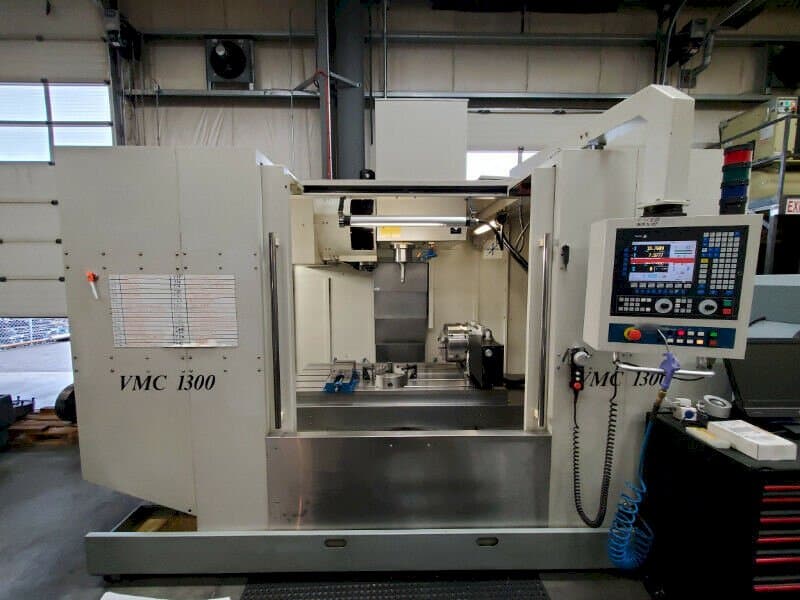 Vooraanzicht van Modern Microcut VMC 1300 machine