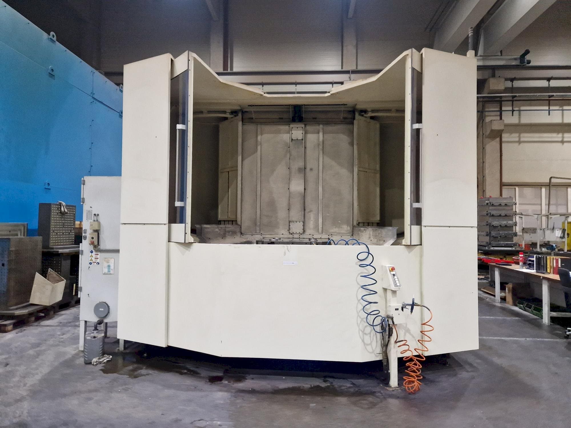 Vooraanzicht van Makino a120nx machine