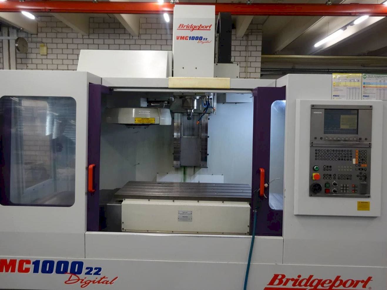 Vooraanzicht van Bridgeport VMC1000-22 machine