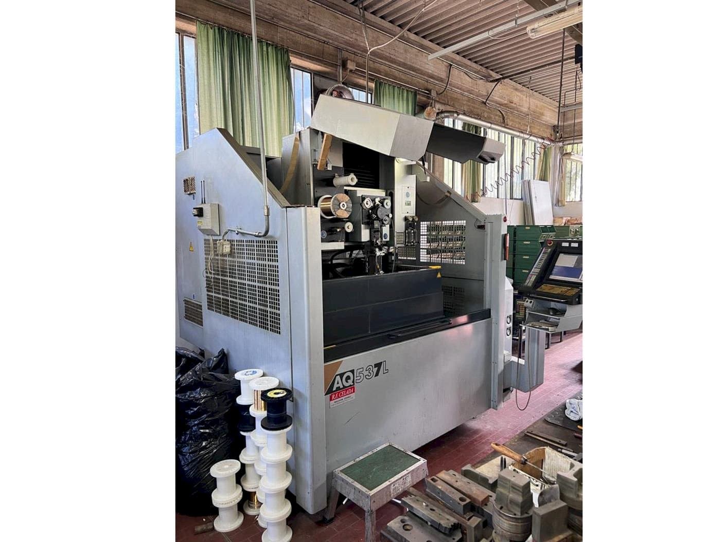 Vooraanzicht van Sodick AQ537L machine