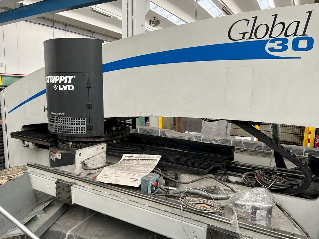 Vooraanzicht van LVD Strippit Global 30 1525 machine