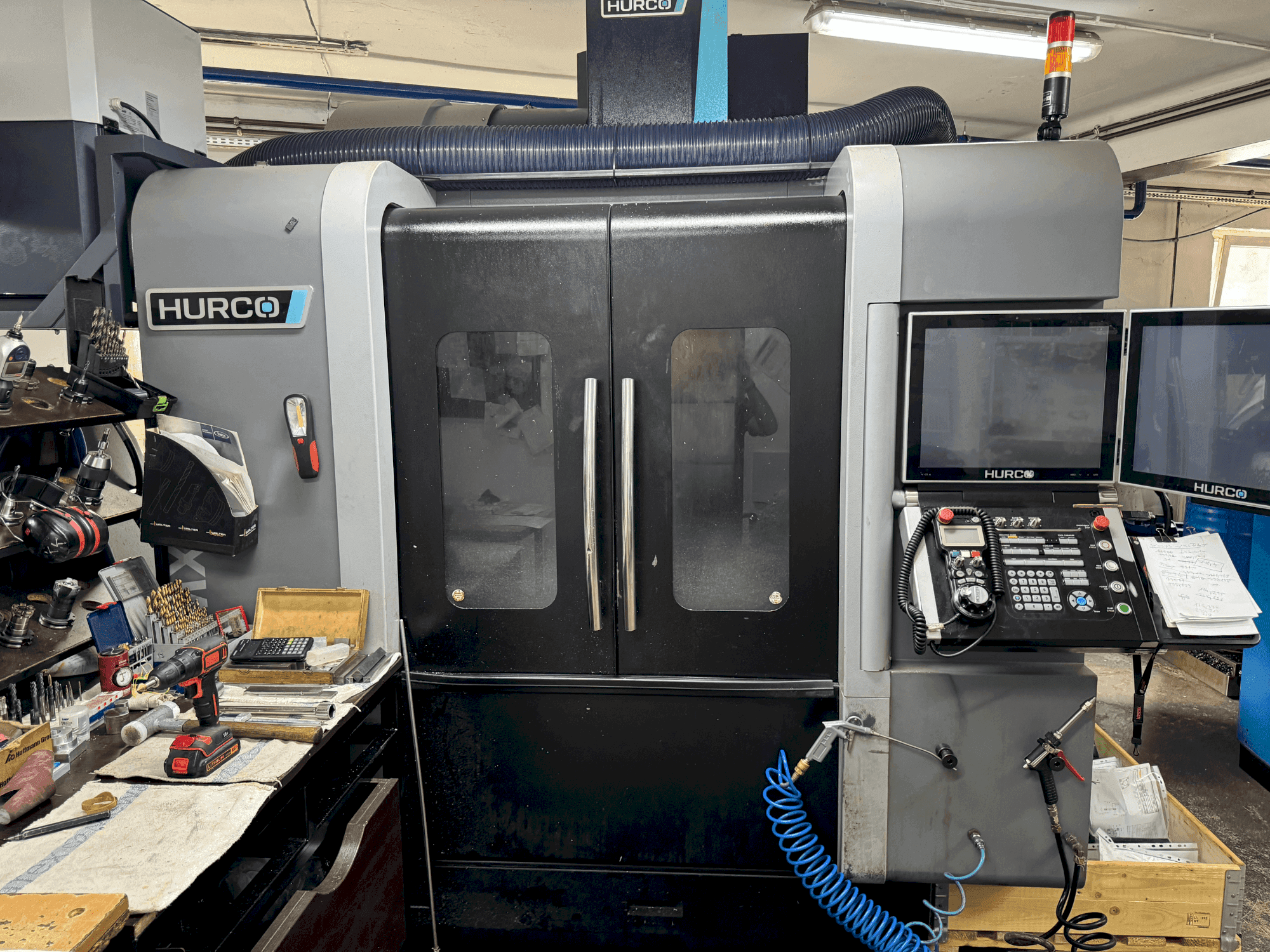 Vooraanzicht van Hurco VMX 30i machine