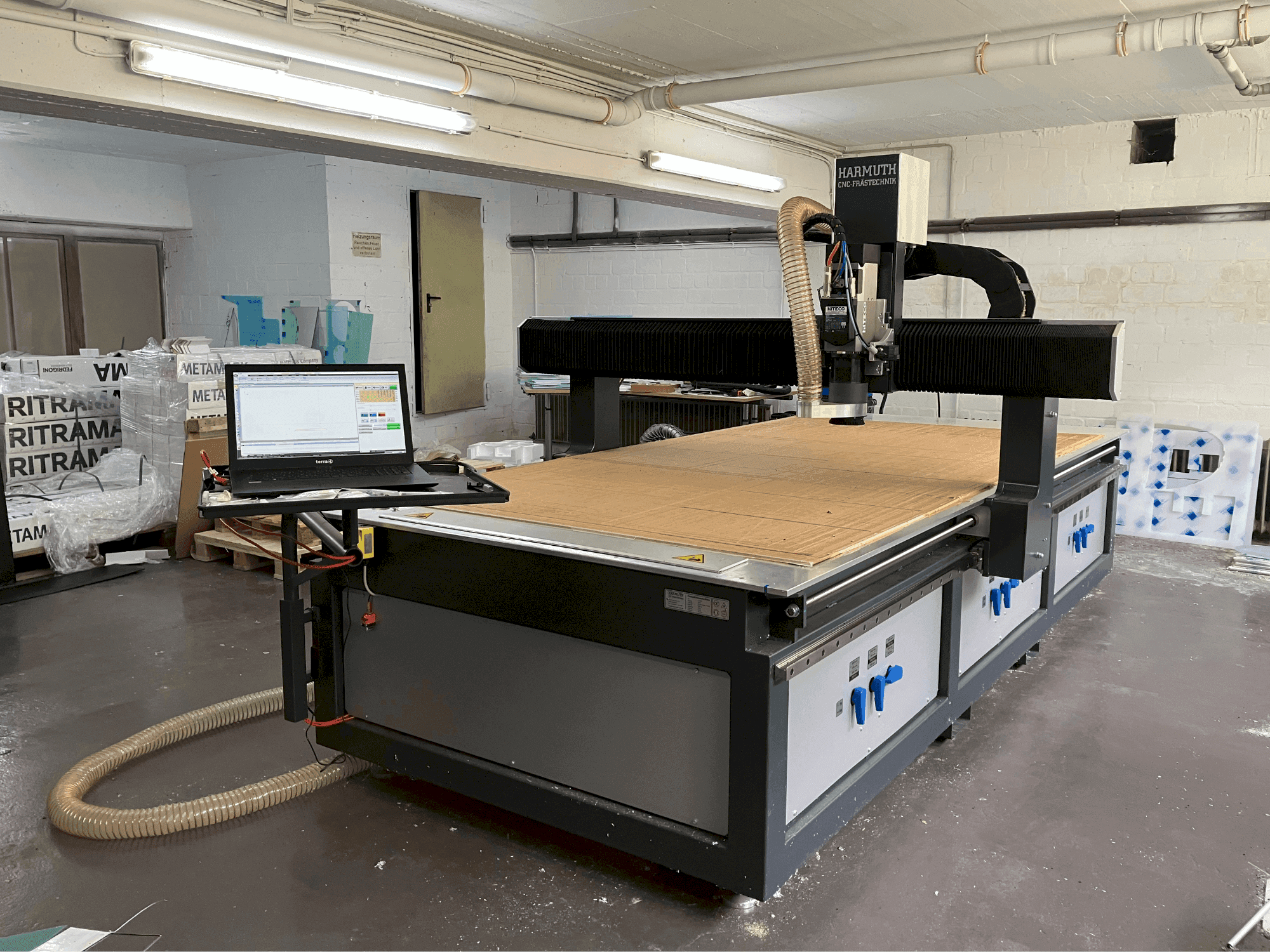 Vooraanzicht van HARMUTH F+3000 machine