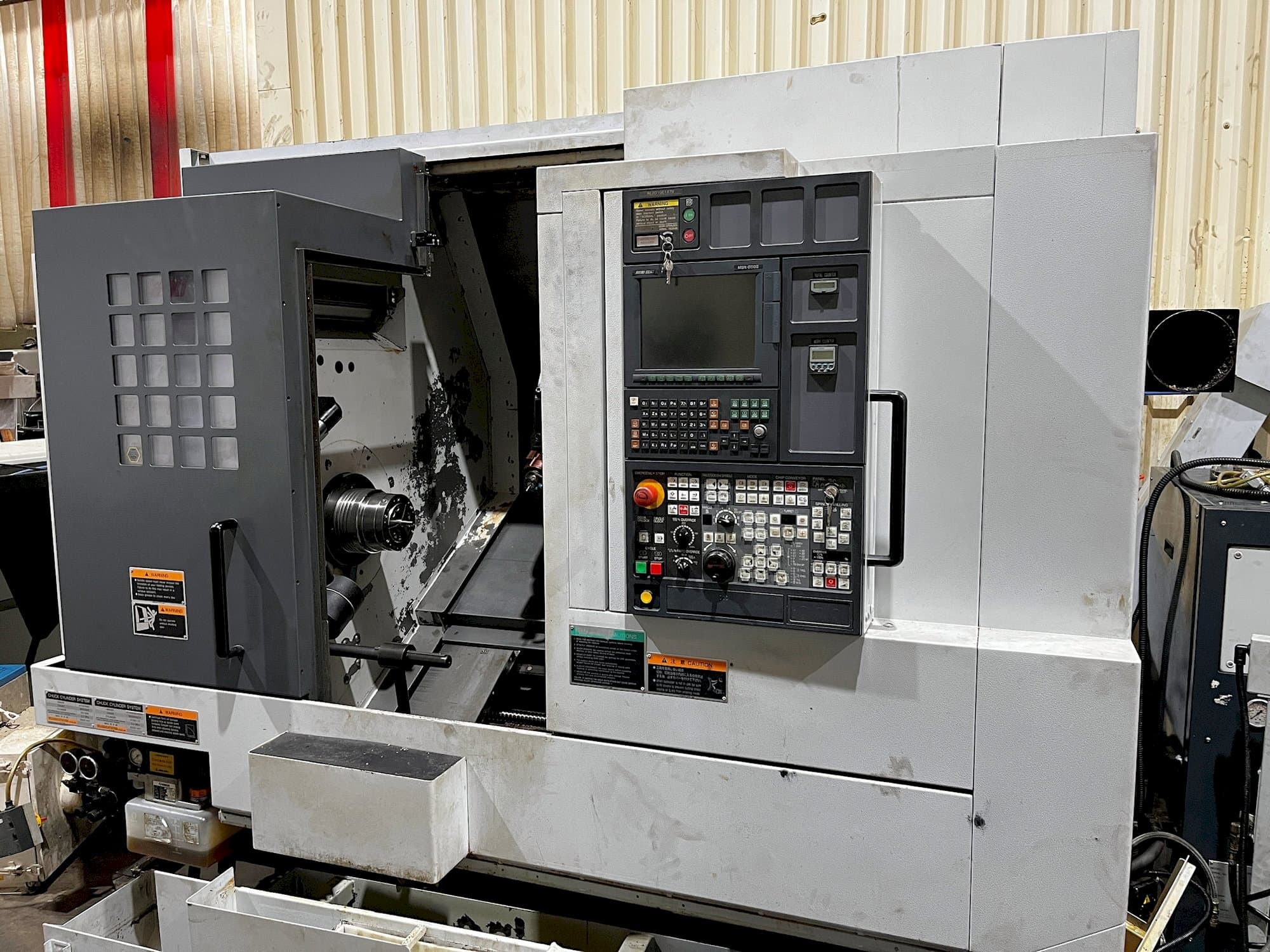 Vooraanzicht van MORI SEIKI NL 2000SY/500 machine