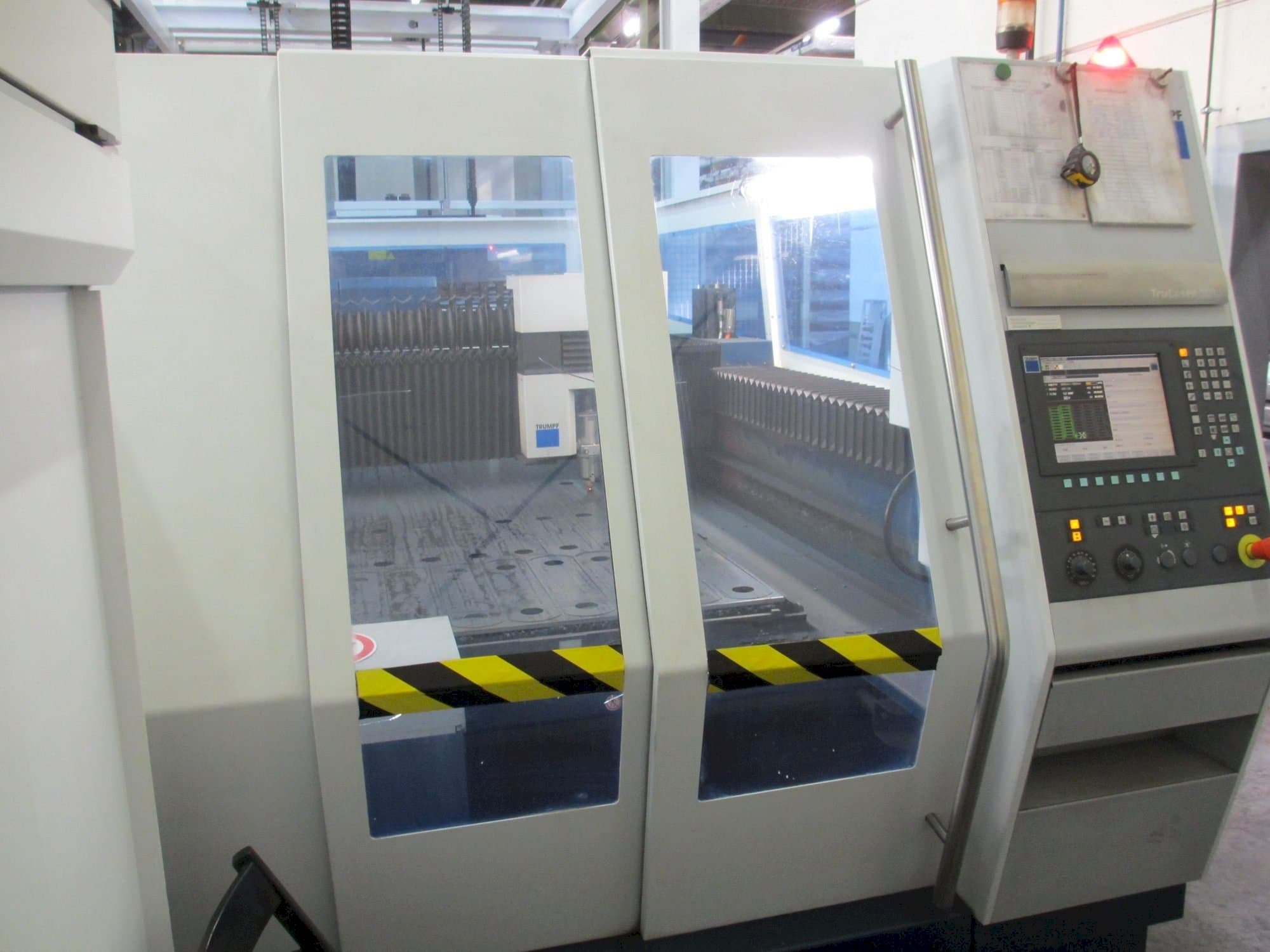 Vooraanzicht van Trumpf TruLaser 5030 machine