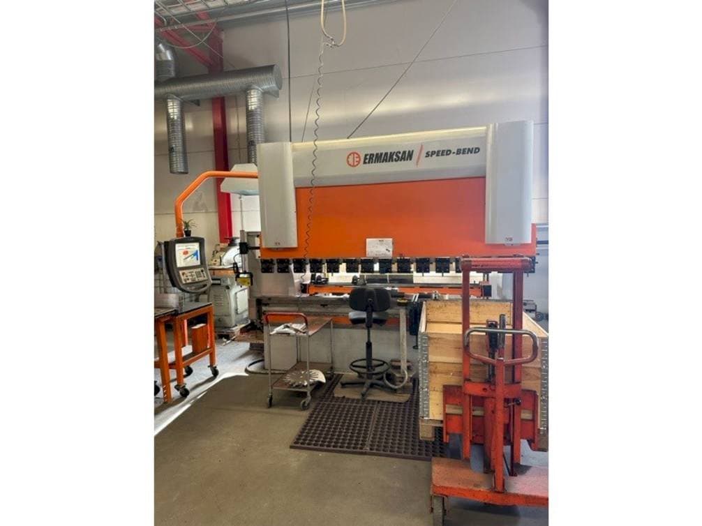 Vooraanzicht  van ERMAKSAN Speedbend 3135  machine