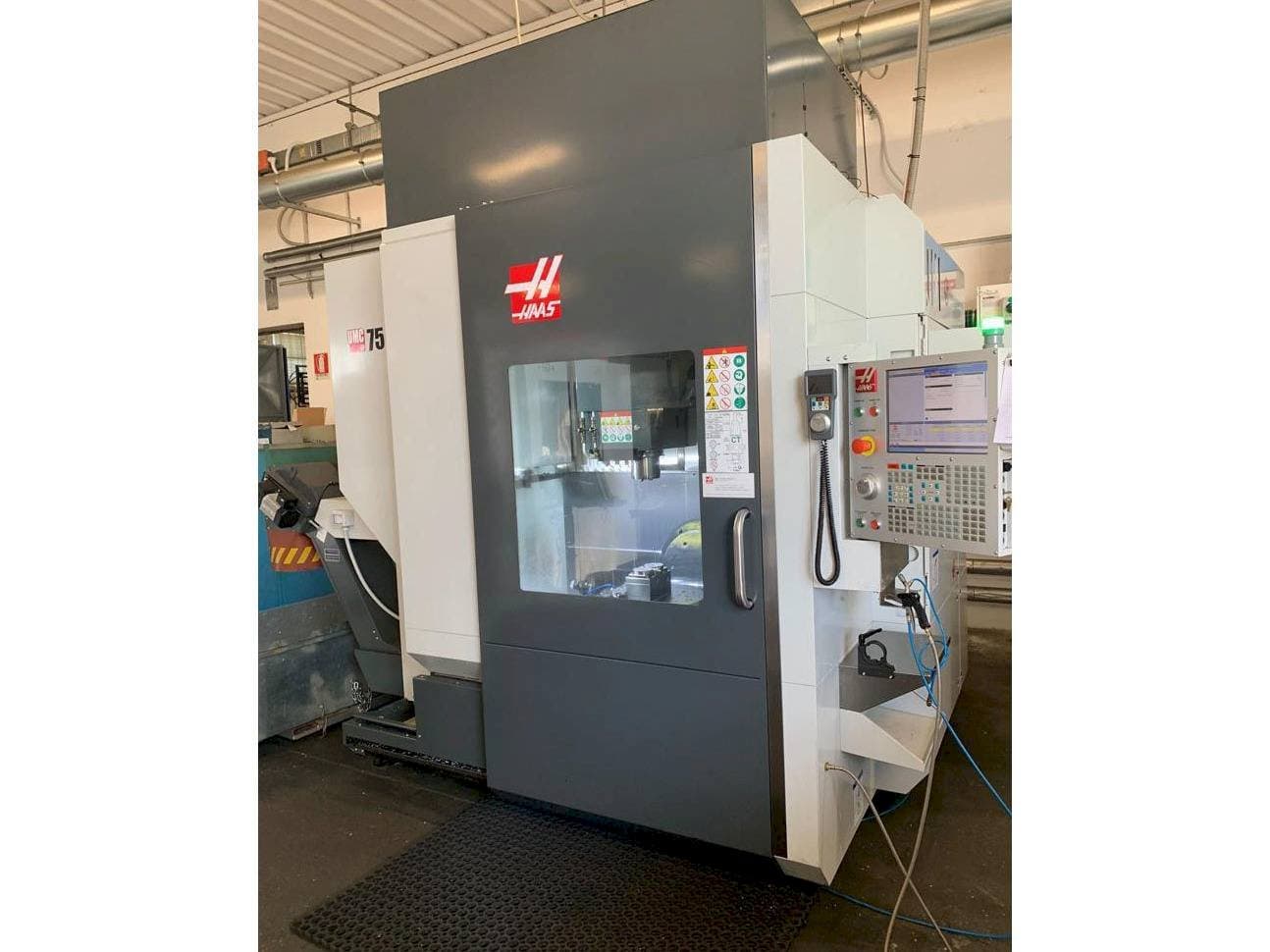Vooraanzicht van HAAS UMC 750SS machine