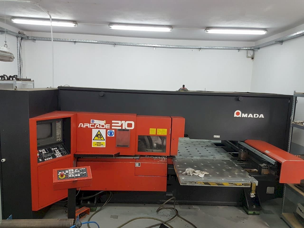 Vooraanzicht van AMADA ARCADE 210 machine