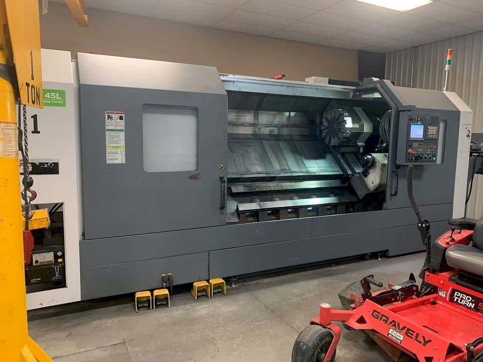 Linkerzijdeaanzicht van DMC DL 45L machine