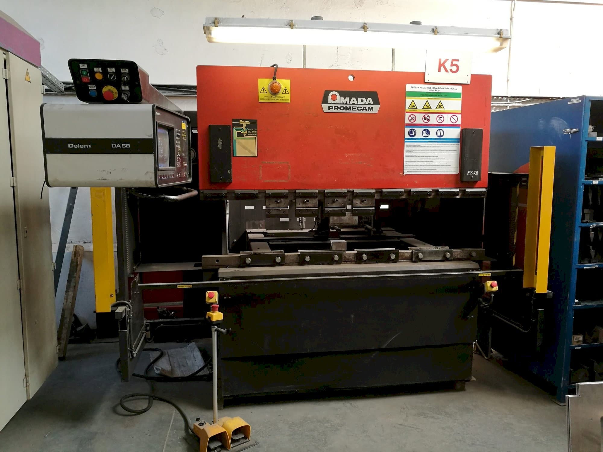 Vooraanzicht van AMADA ITPS 50/20 machine