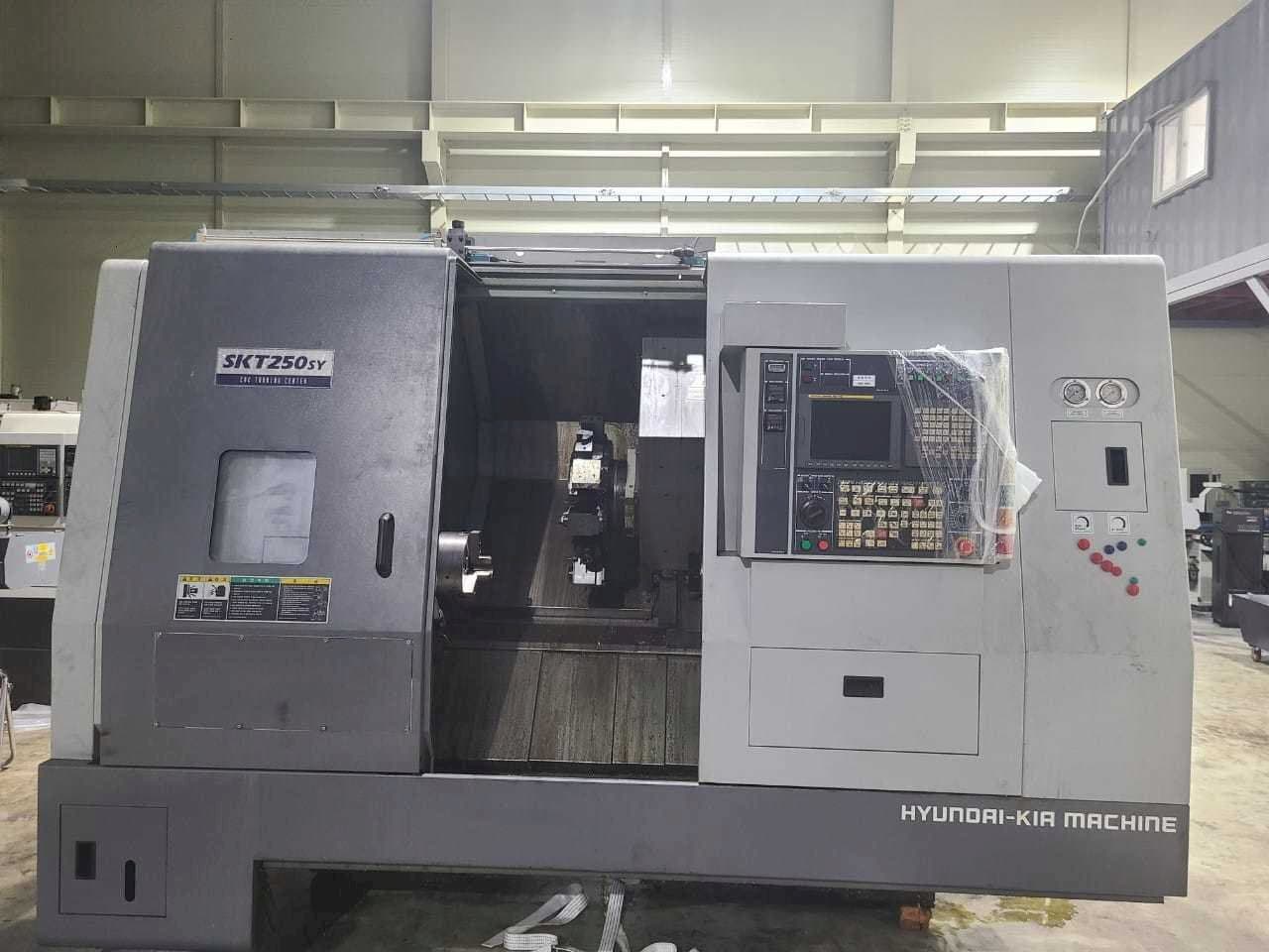 Vooraanzicht van Hyundai Kia SKT250SY machine