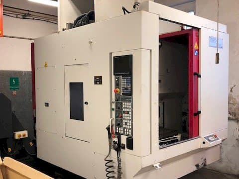 Vooraanzicht van Akira Seiki RMV 700 APC machine