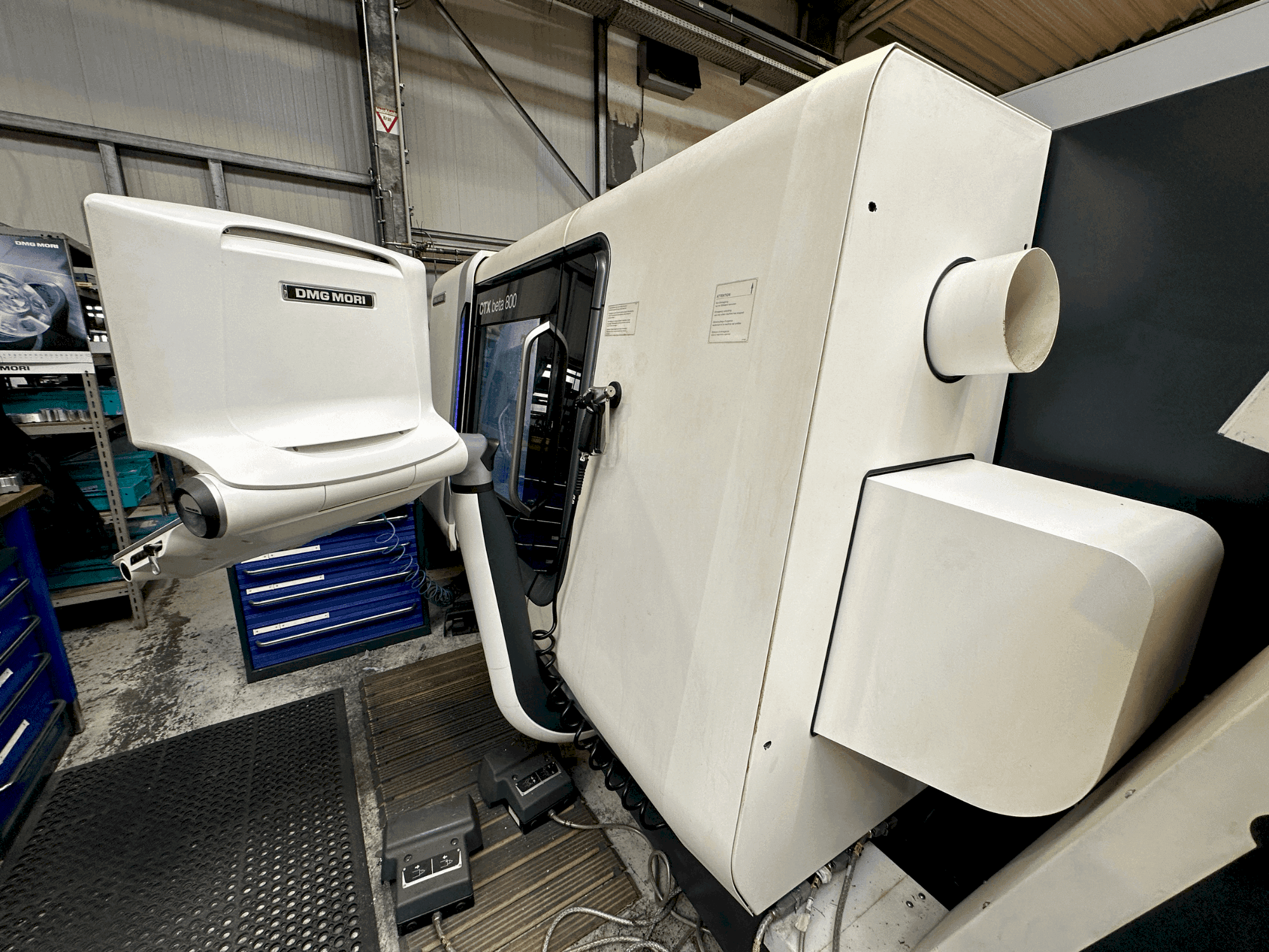 Vooraanzicht van DMG MORI CTX beta 800 machine