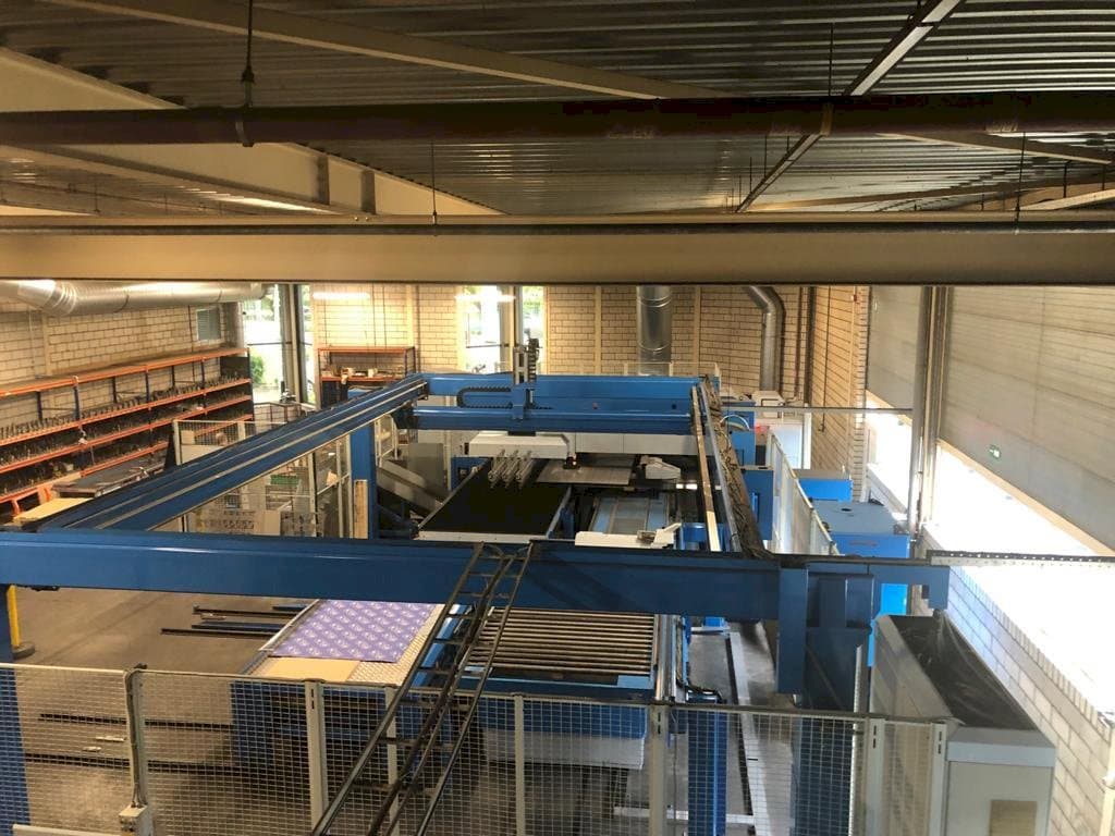 Vooraanzicht van Finn-Power LB 6 UVH machine