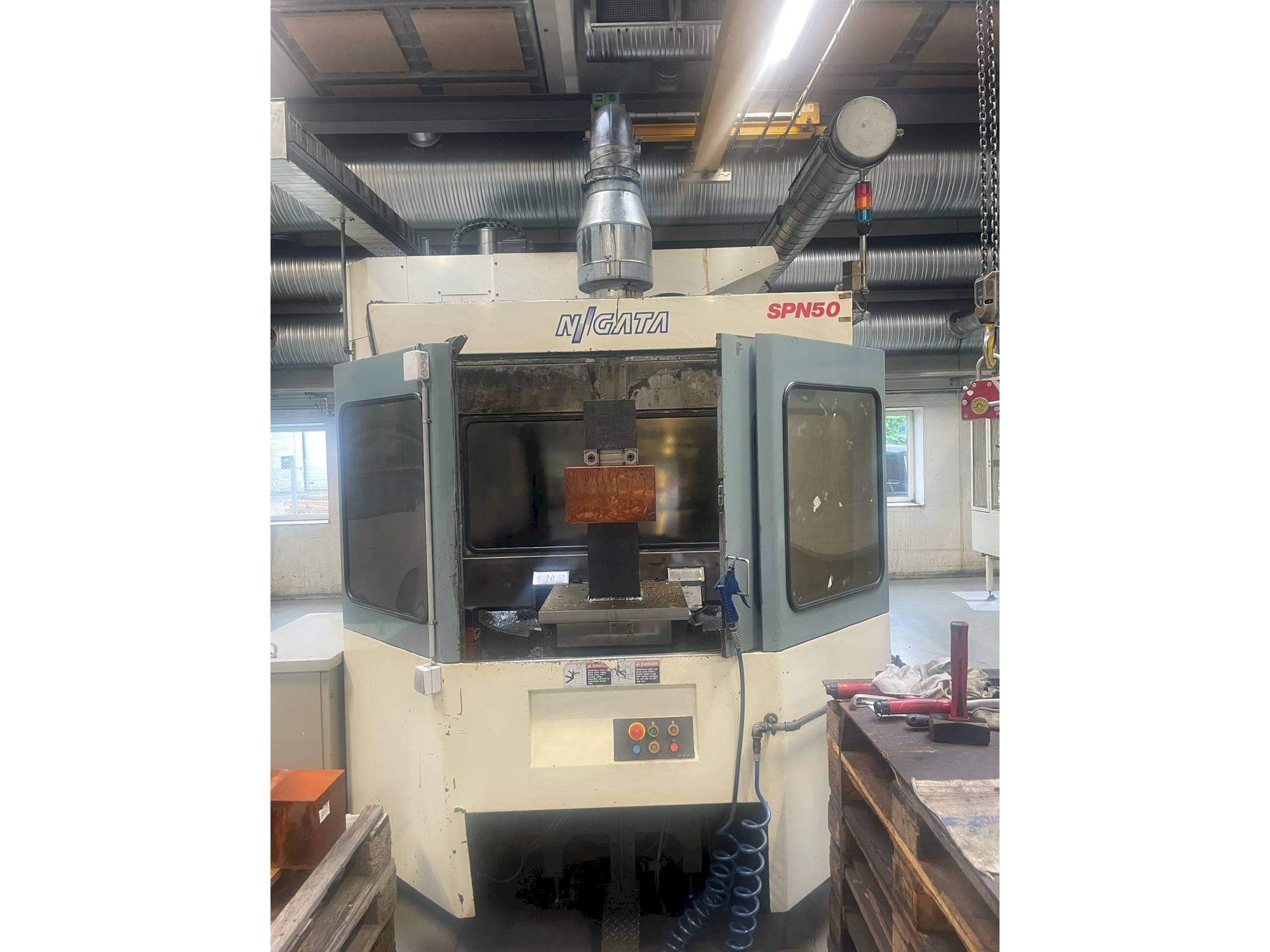 Vooraanzicht van Niigata SPN 50 machine